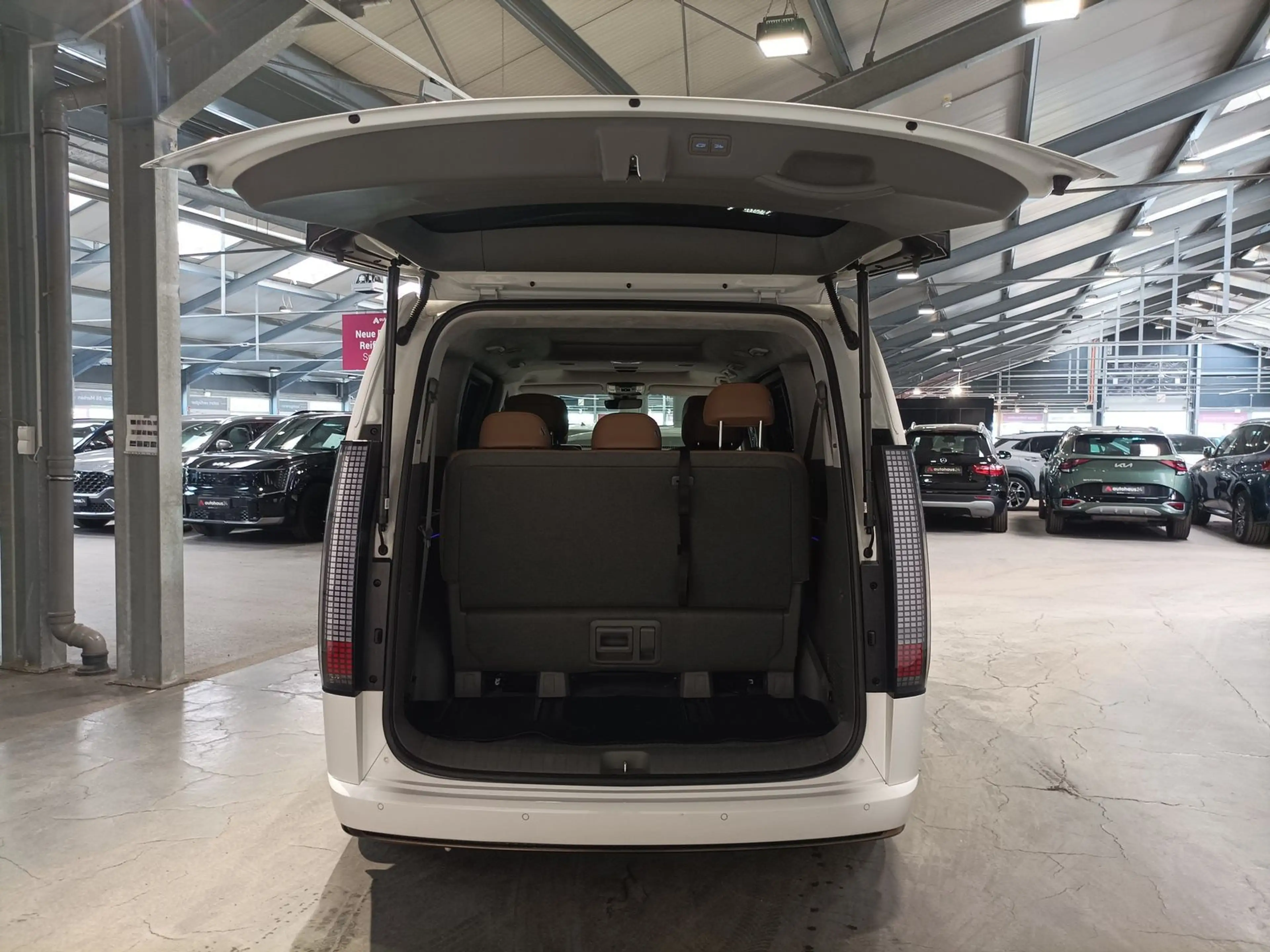 Hyundai STARIA 2.2 CRDi Signature LED|Nav|Pano|360|7-S — photo 4
