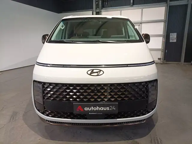 Hyundai Staria view 2