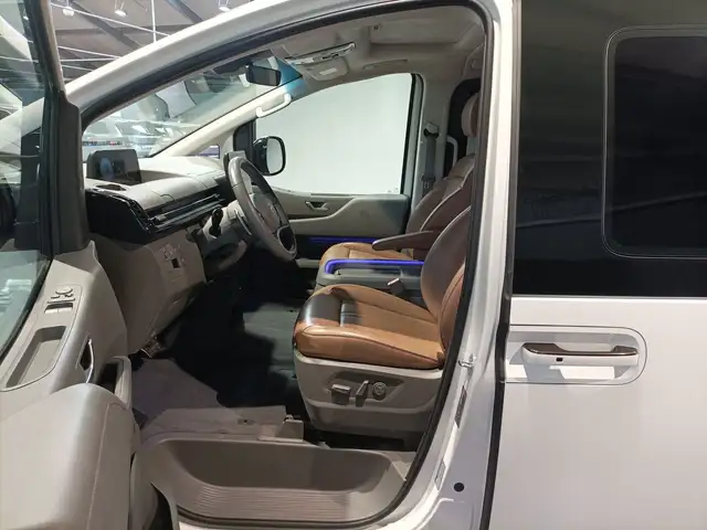 Hyundai Staria view 8