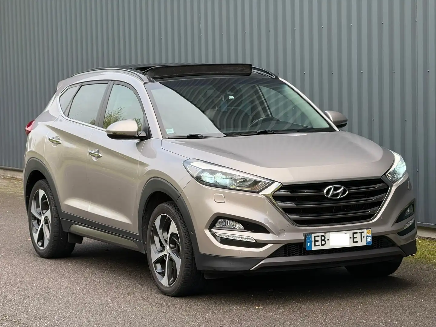 Hyundai TUCSON 2.0 CRDi 2WD 140 Executive + toit ouvrant Beige - 1