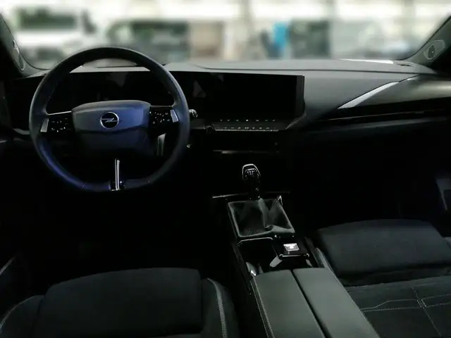 Opel Astra view 4