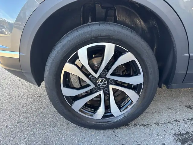 Volkswagen T-Roc view 16