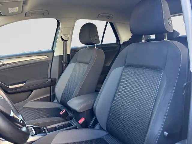 Volkswagen T-Roc view 9