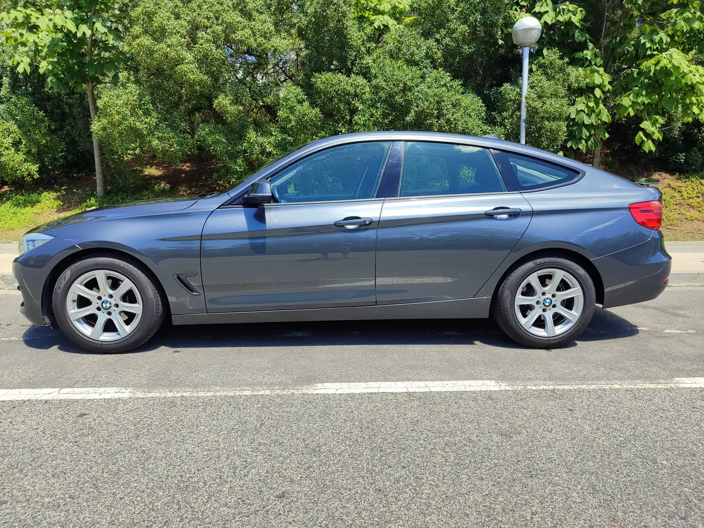 BMW 320 320iA Gran Turismo Gris - 2