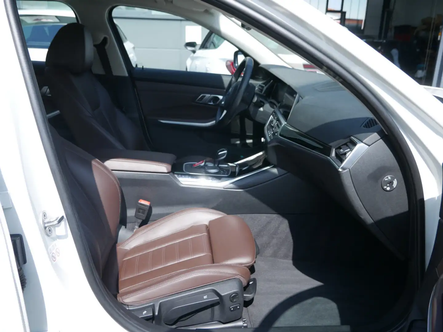 BMW 320 d xDrive Sport Line NAVI W-LAN LED PANO Weiß - 2