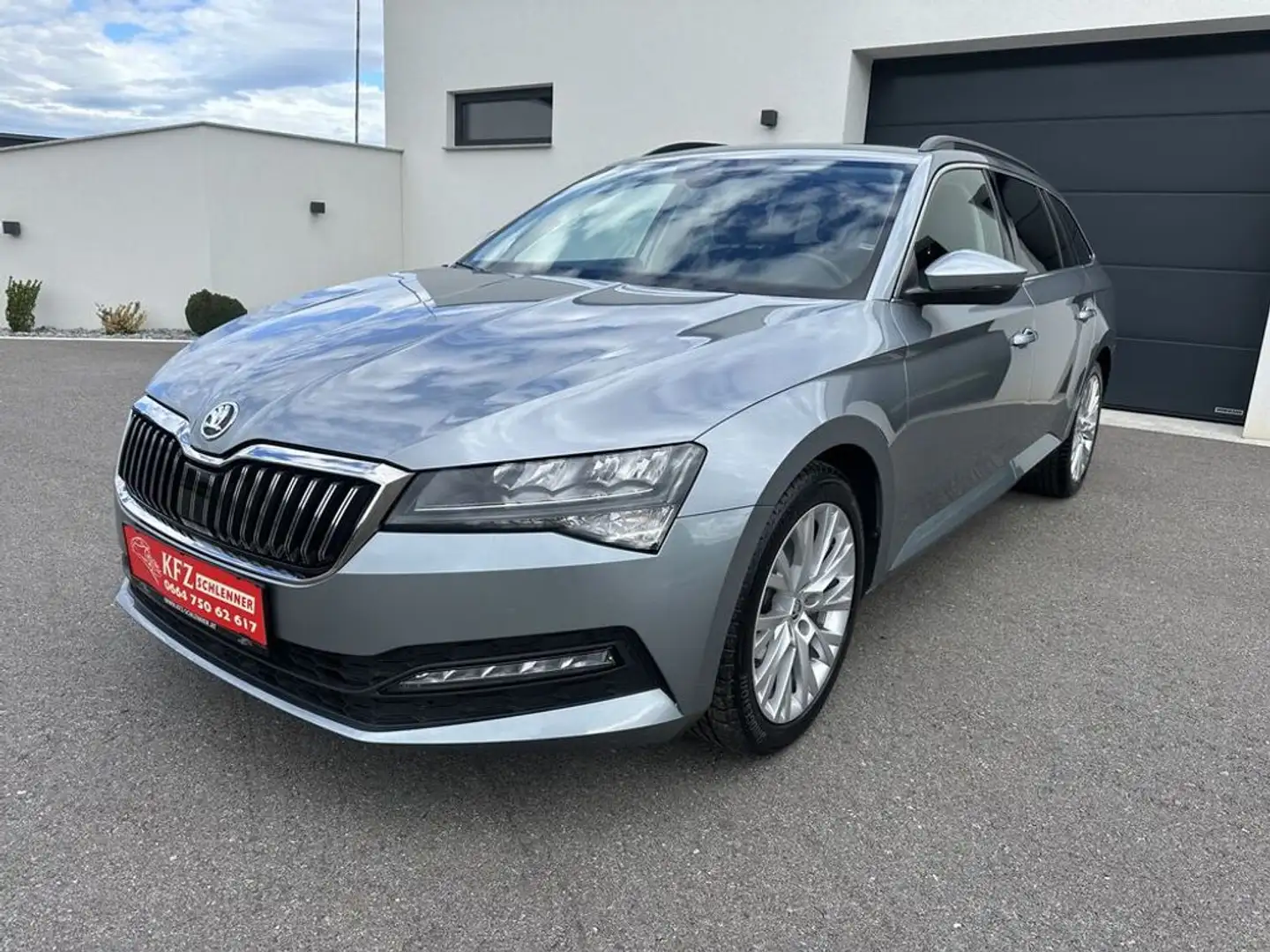 Skoda Superb Kombi 4x4 DSG/Standheizung/ZR-Service neu Grigio - 1