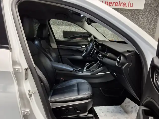Alfa Romeo Stelvio view 4