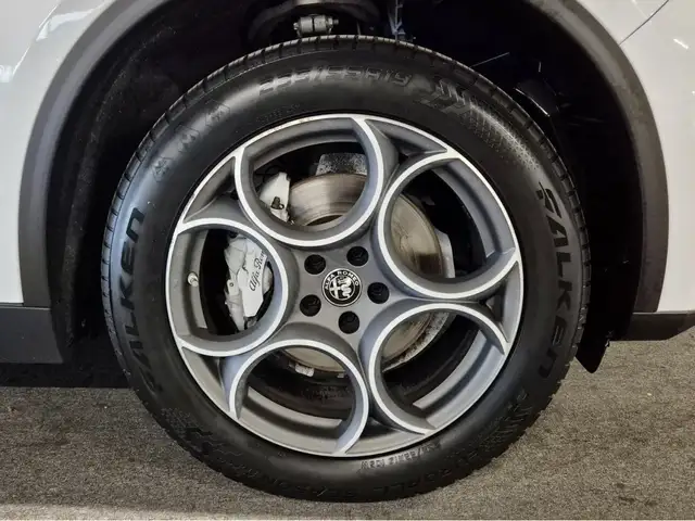 Alfa Romeo Stelvio view 14
