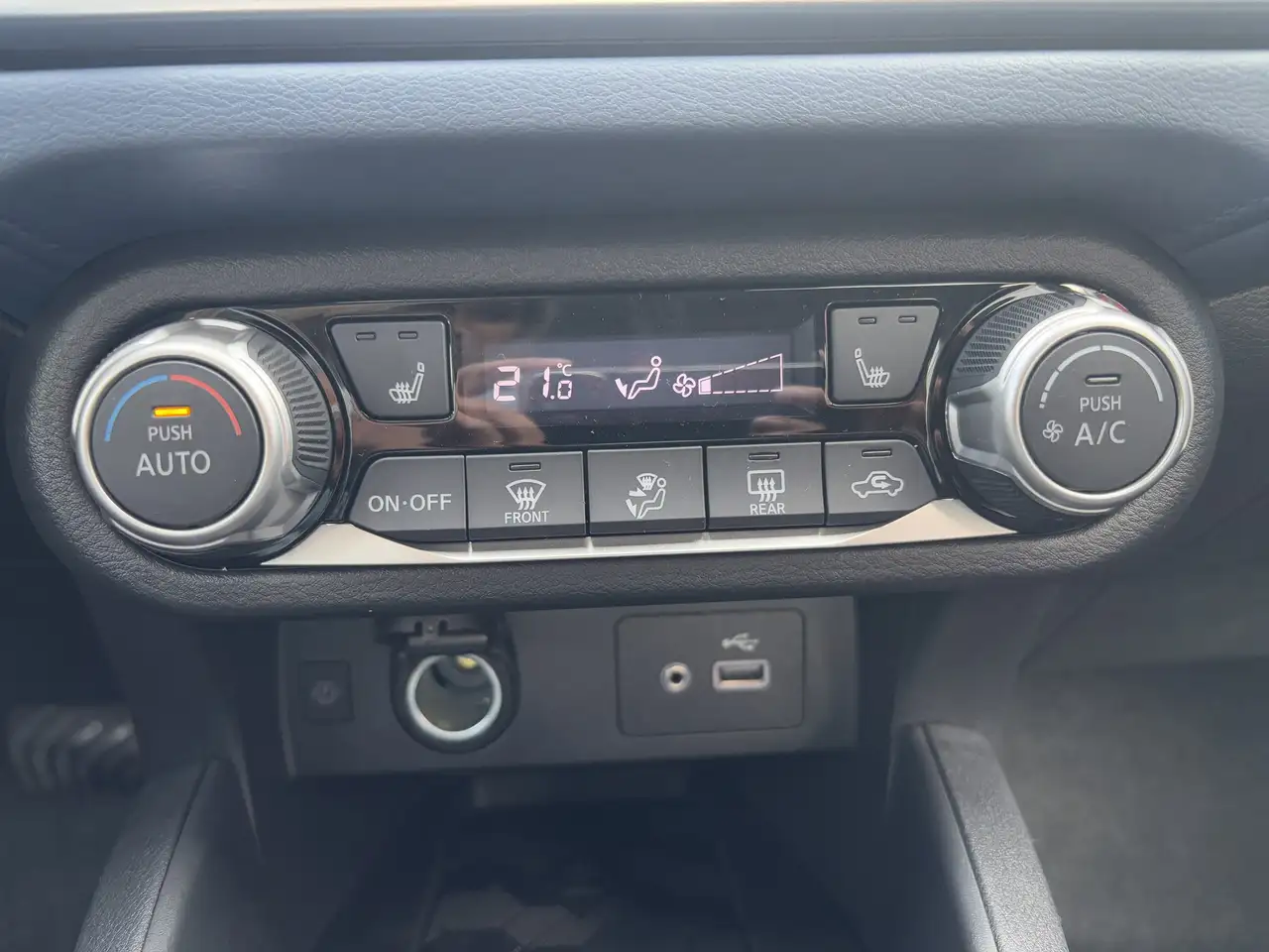 Nissan Versa снимка Nissan Versa