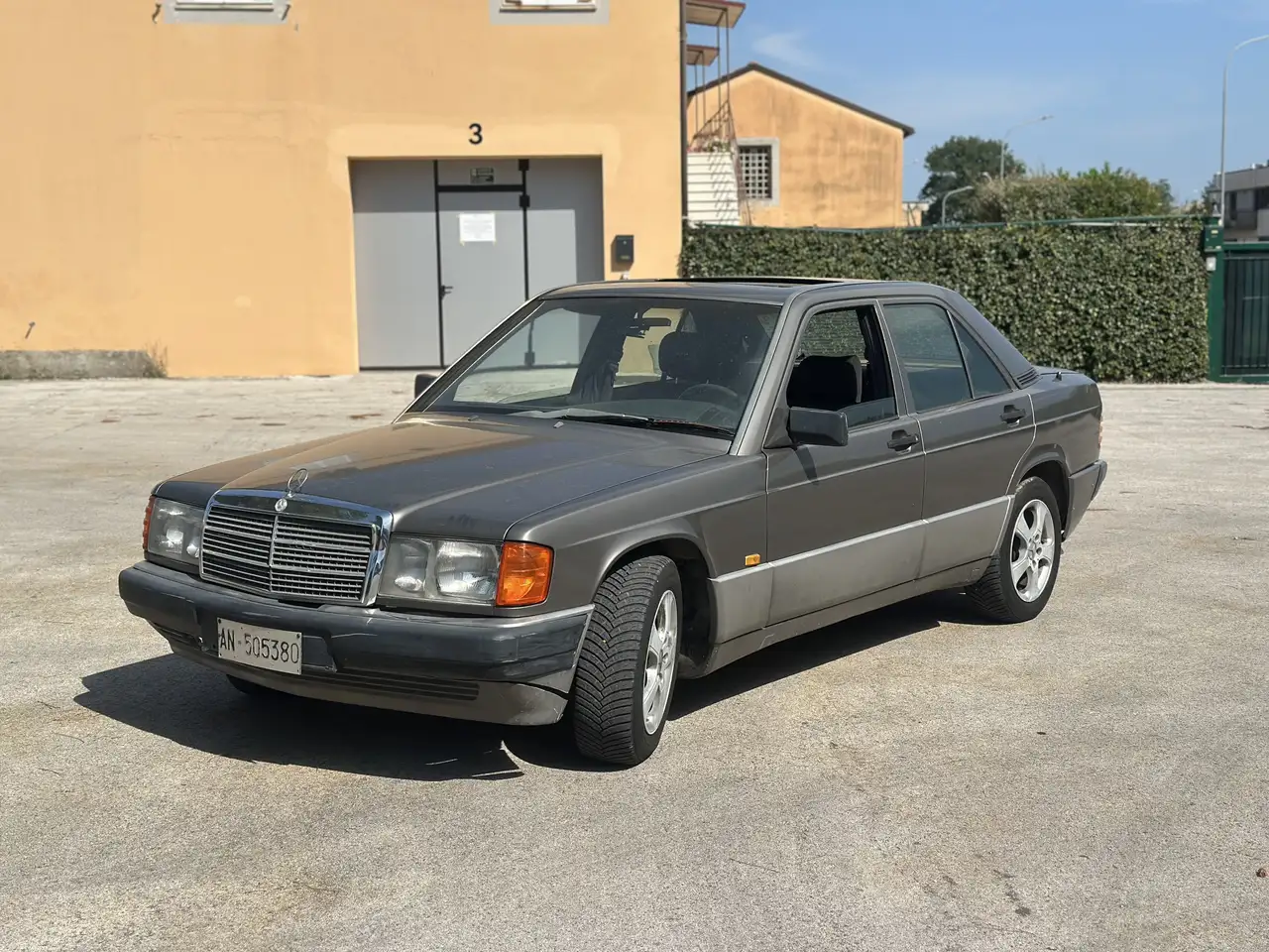 Mercedes-Benz 190, foto 1