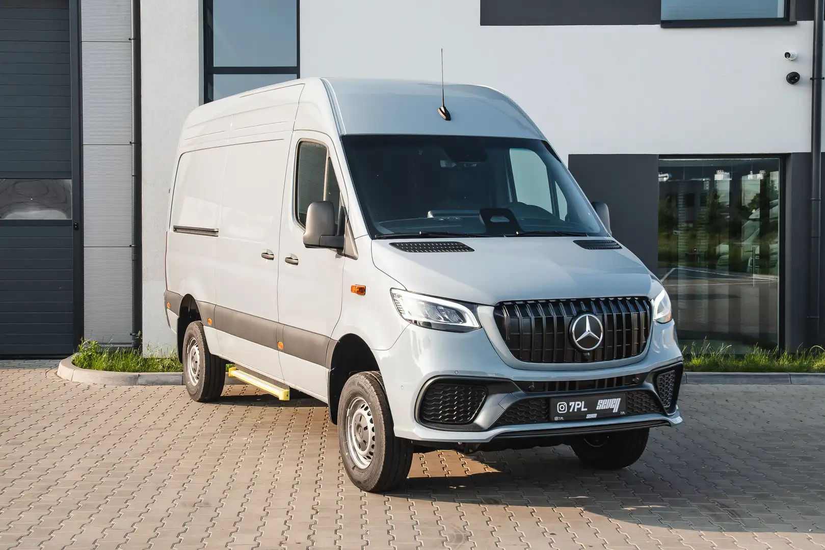 Mercedes-Benz Sprinter Sprinter 319 CDI AWD 4x4 FULL Custom "AMG" Bumper Grau - 1