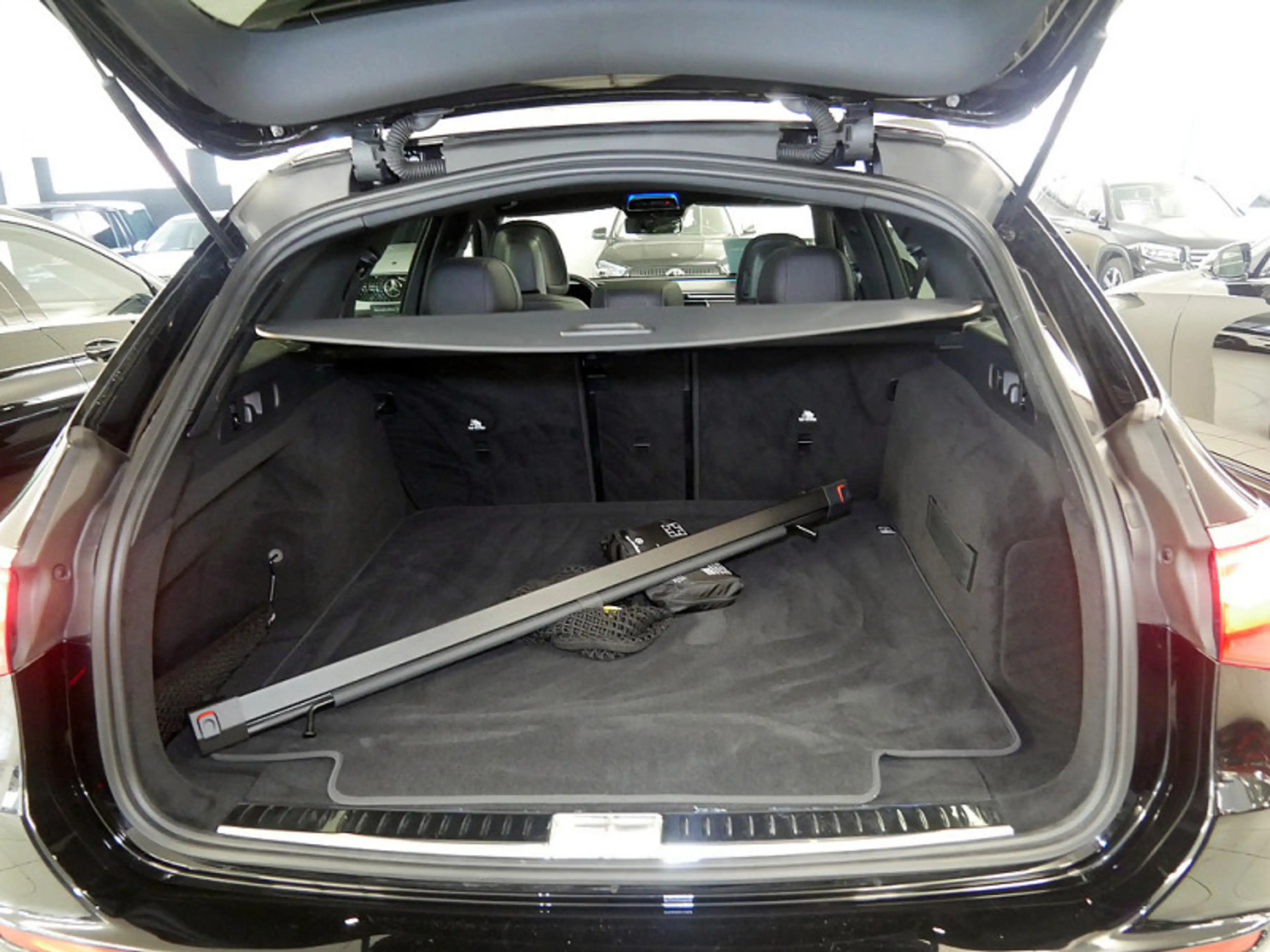 Mercedes-Benz E 200 T , AMG NIGHT AHK DISTR KAMERA PANO SPUR — photo 13