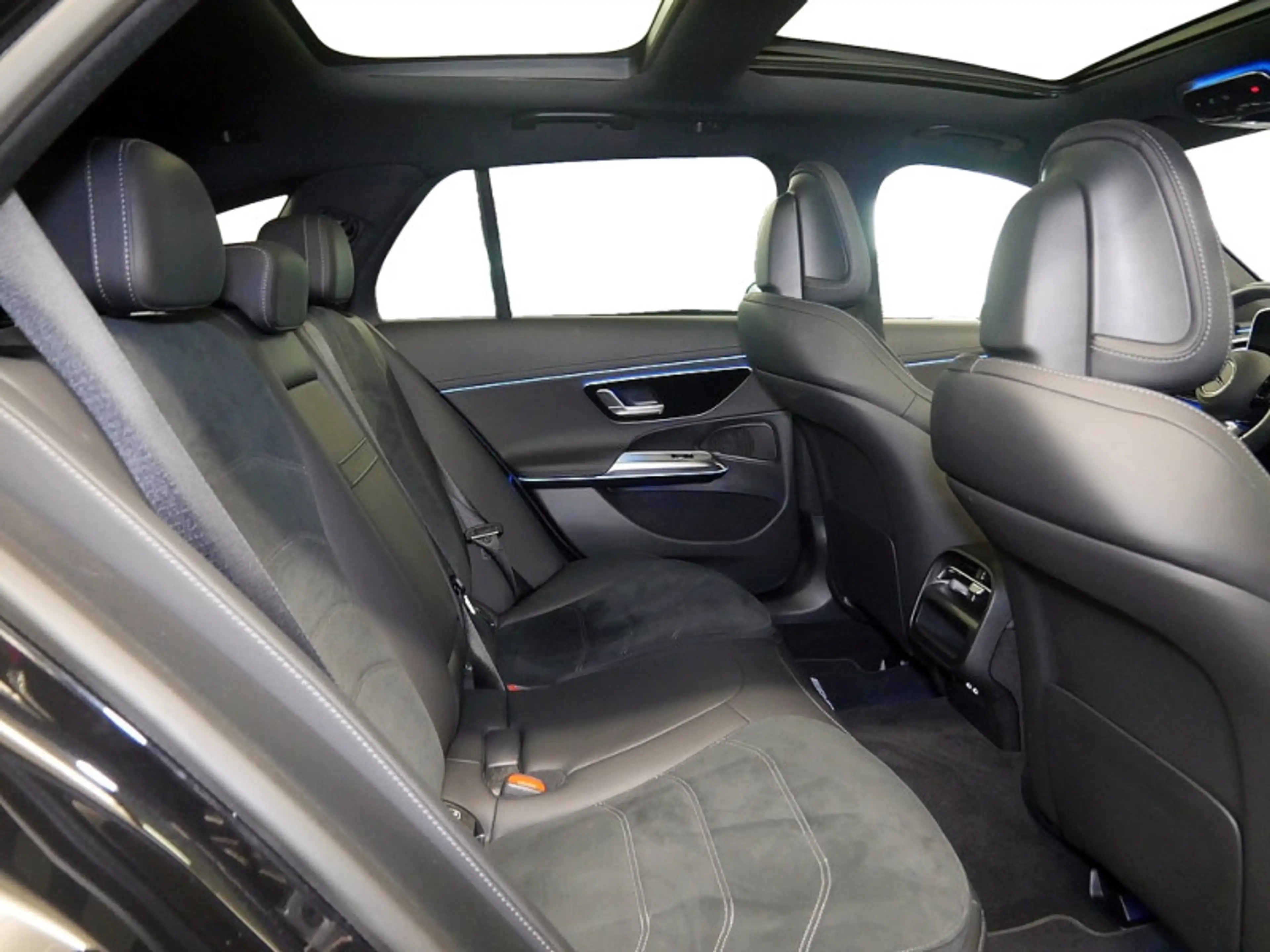 Mercedes-Benz E 200 T , AMG NIGHT AHK DISTR KAMERA PANO SPUR — photo 8