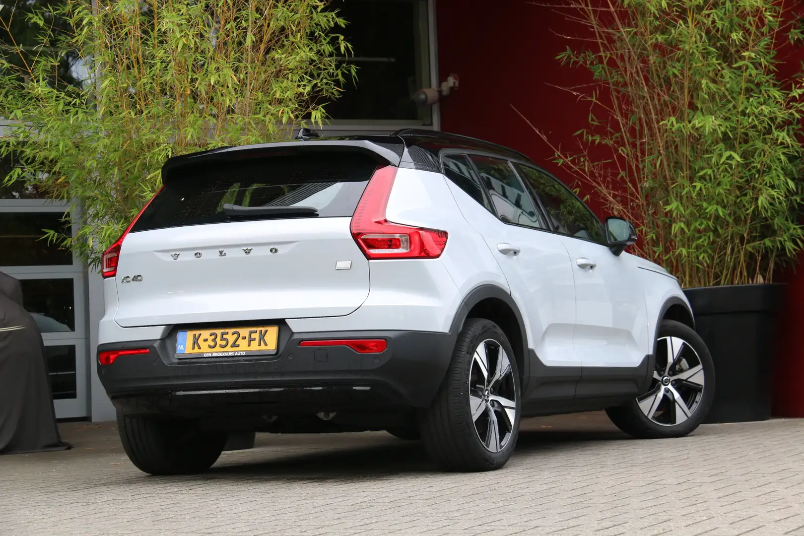 Volvo XC40 Recharge P8 AWD R-Design | Trekhaak | Camera | Stu Grijs - 2