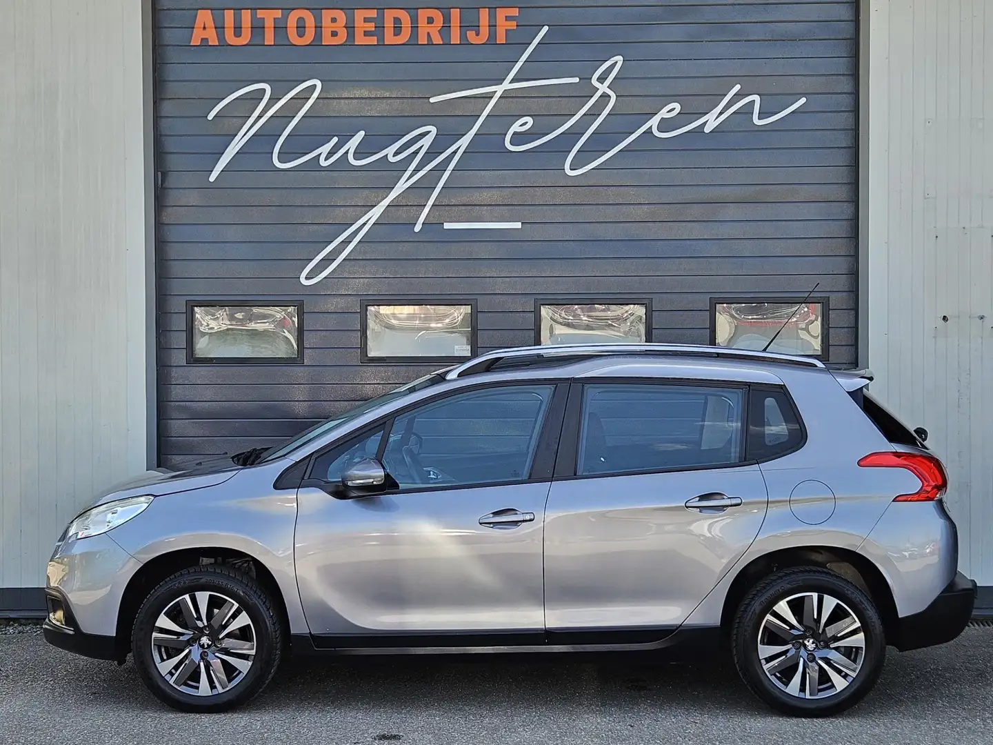 Peugeot 2008 1.2 PureTech Active|Pano|Clima|Navi|Trekhaak !! Grijs - 2