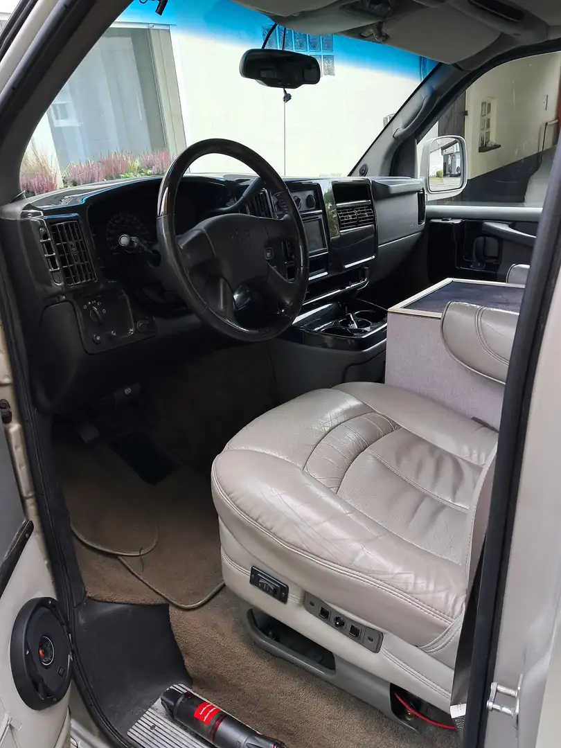 Chevrolet Chevy Van Express Plateado - 1