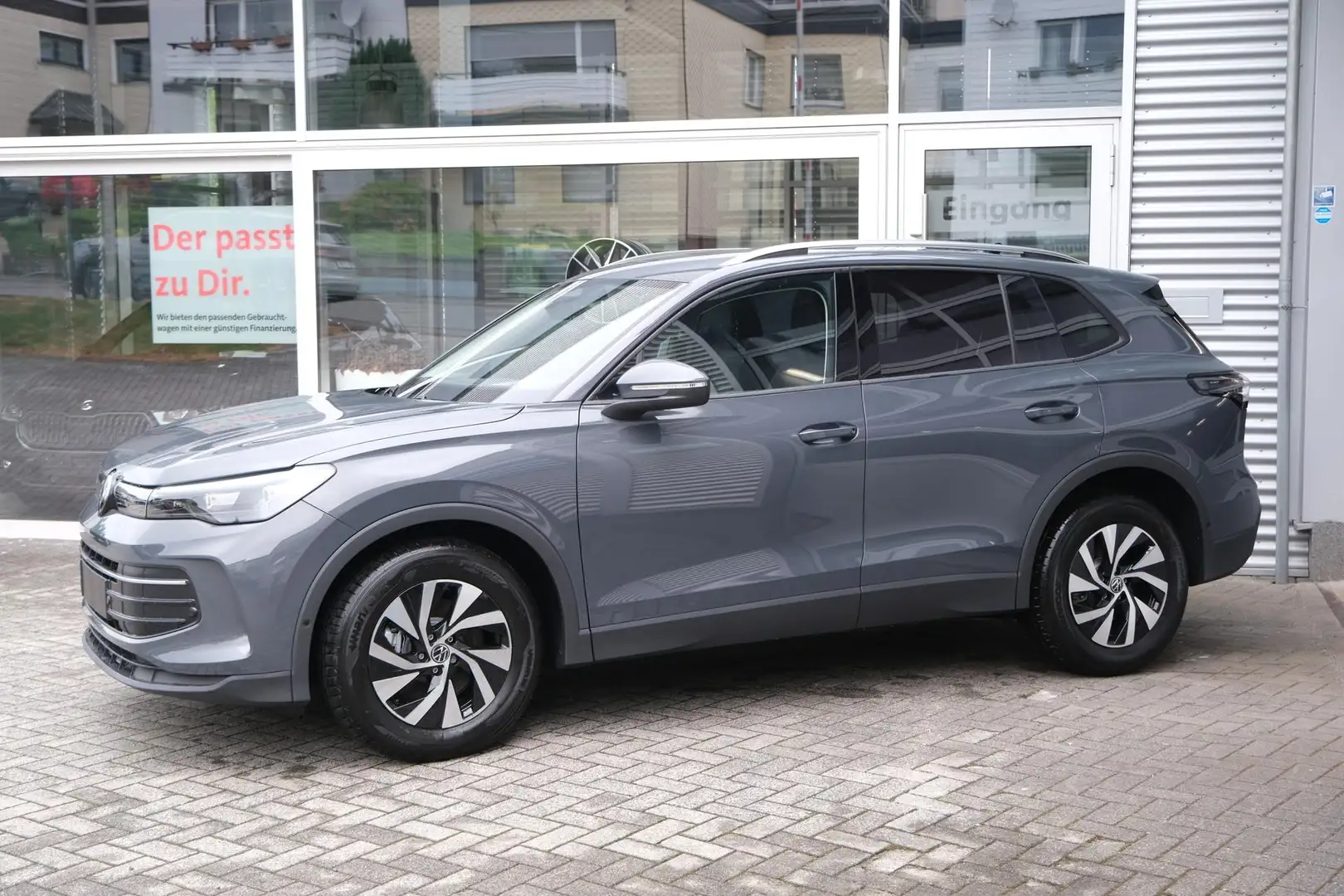 Volkswagen Tiguan 2.0 TDI DSG Life Navi AHK LED Plus Komfortpaket... Grau - 2