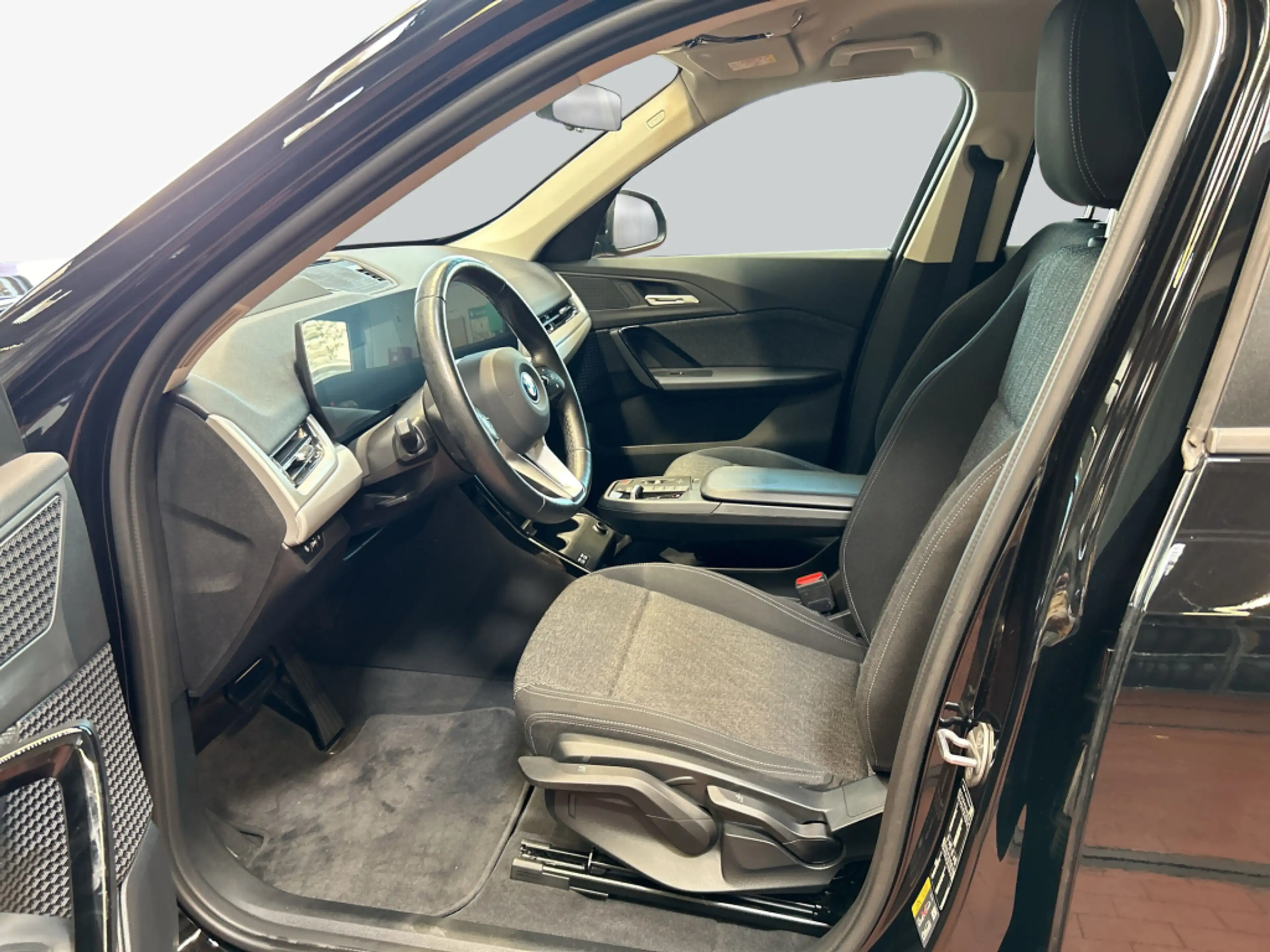 BMW iX1 xDrive30, AHK, LED, SHZ — photo 11
