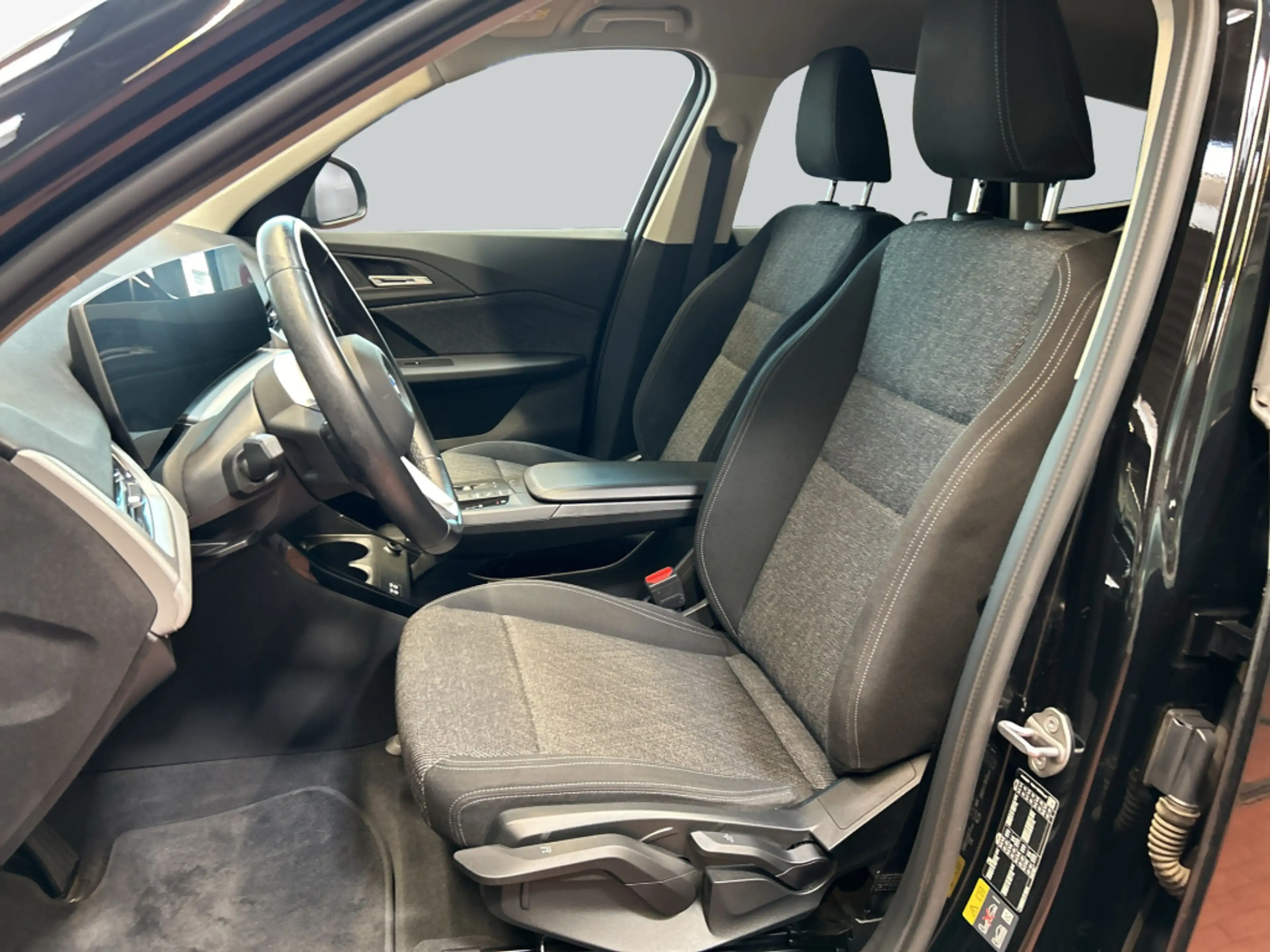 BMW iX1 xDrive30, AHK, LED, SHZ — photo 12