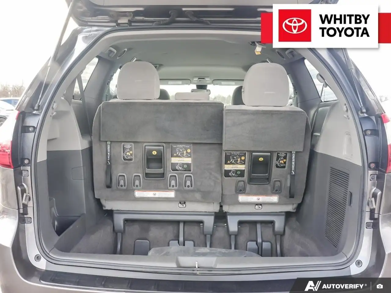 Toyota Sienna снимка Toyota Sienna