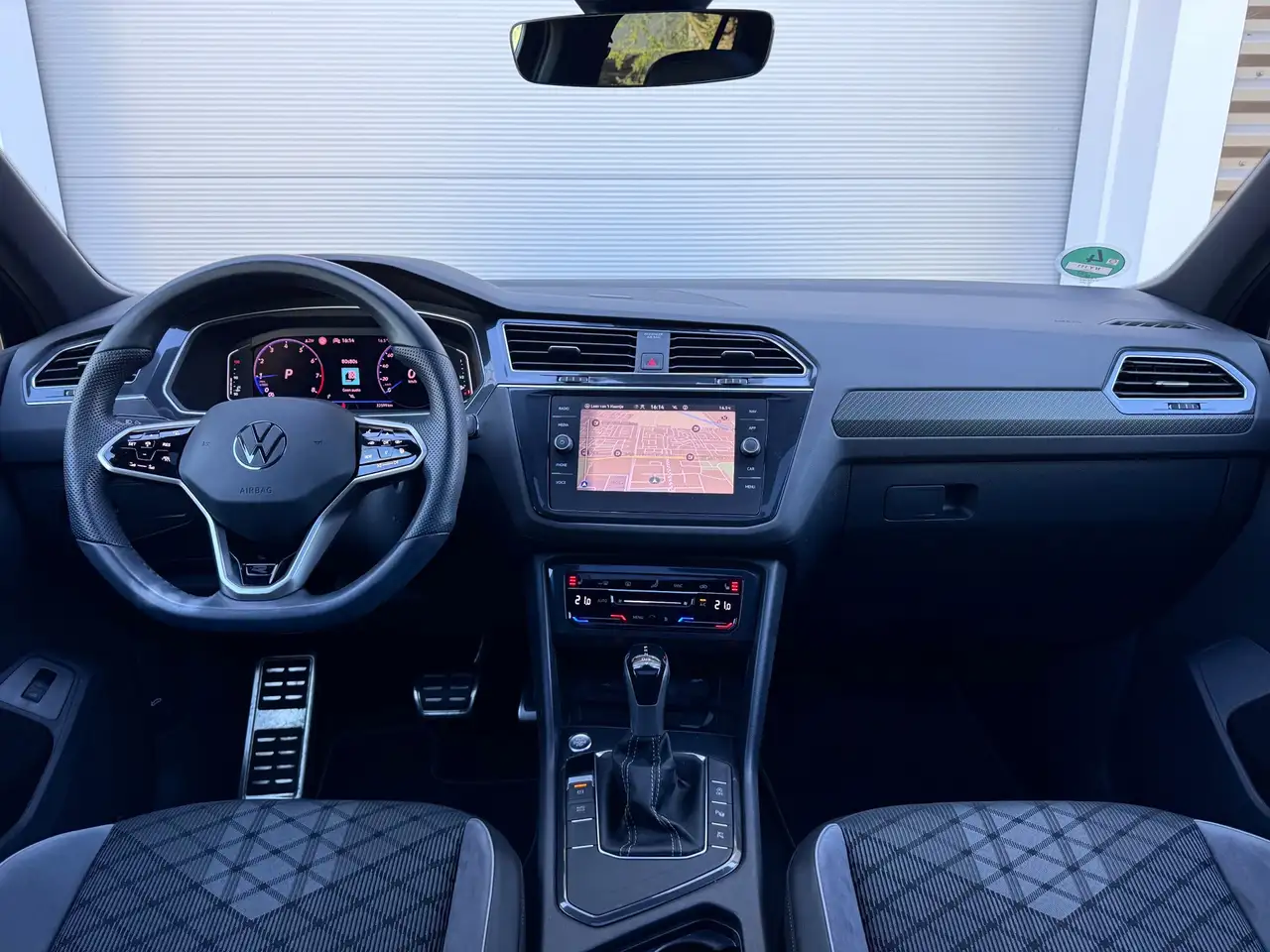 Volkswagen Tiguan 1.5 TSI R-Line Pano/Trekhaak/360/Sfeer 11