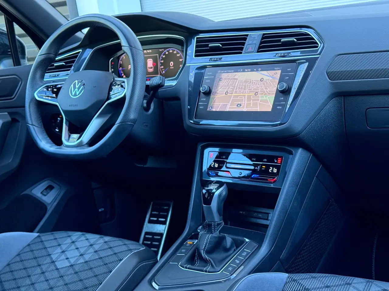 Volkswagen Tiguan 1.5 TSI R-Line Pano/Trekhaak/360/Sfeer 15