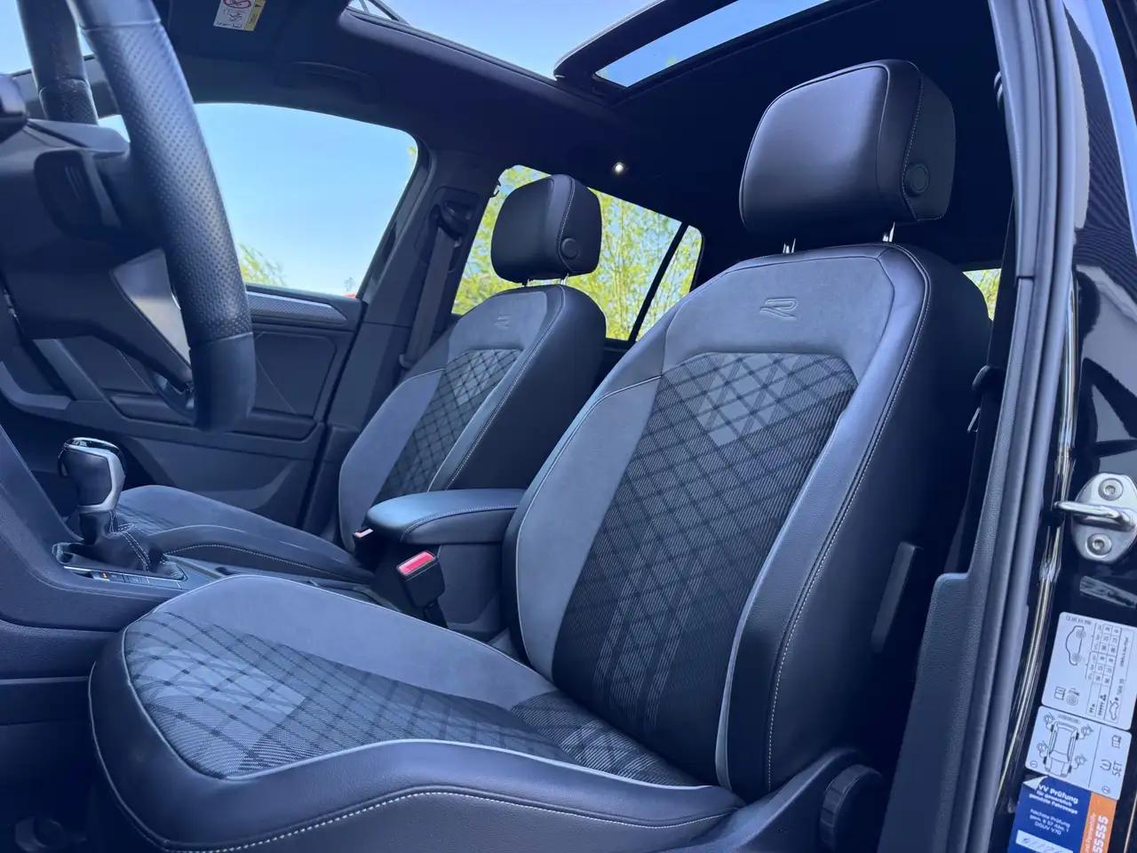 Volkswagen Tiguan 1.5 TSI R-Line Pano/Trekhaak/360/Sfeer 12