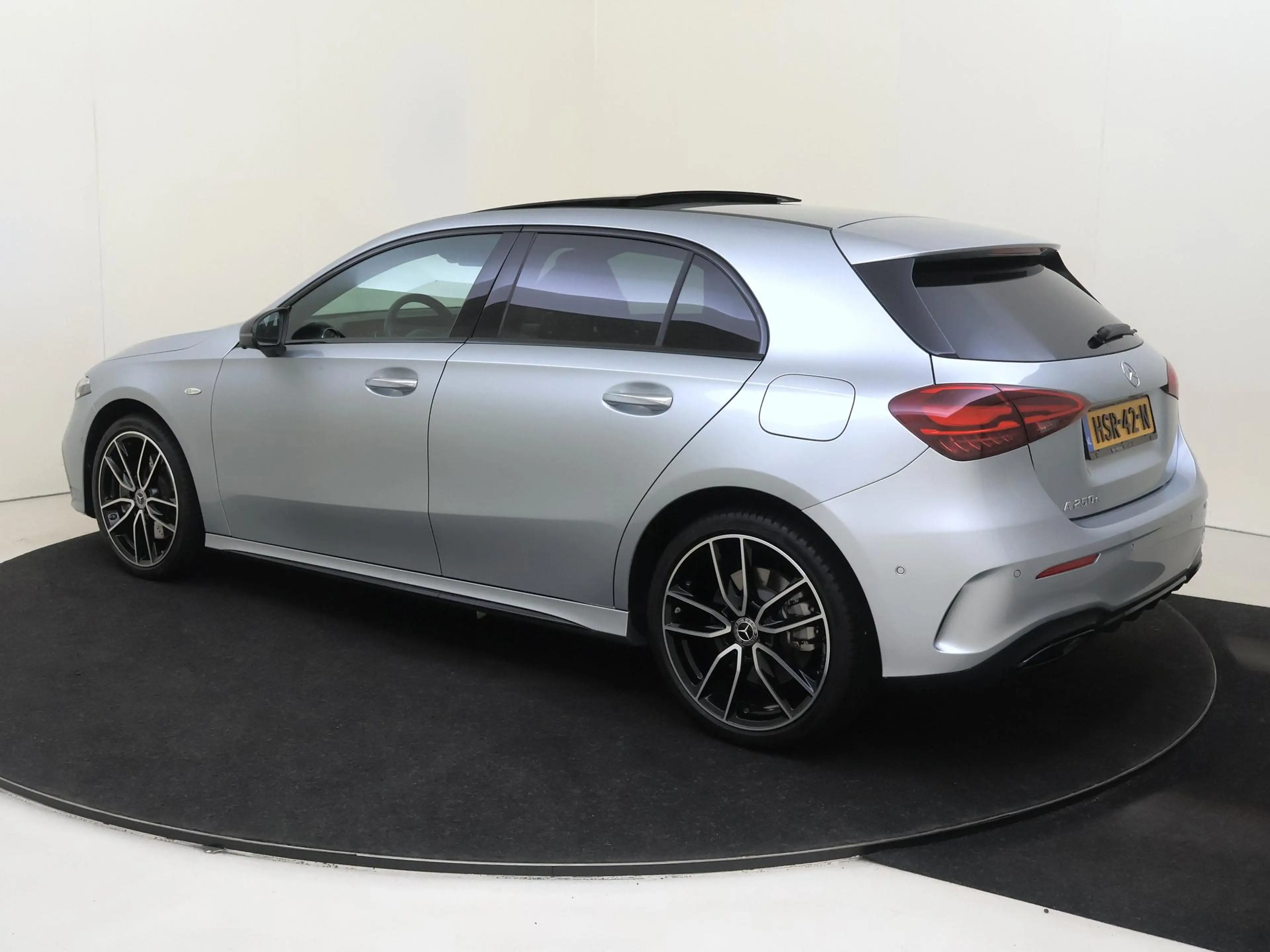 Mercedes-Benz A 250 e Business Solution AMG / Panaromadak / Headup-Dis — photo 3