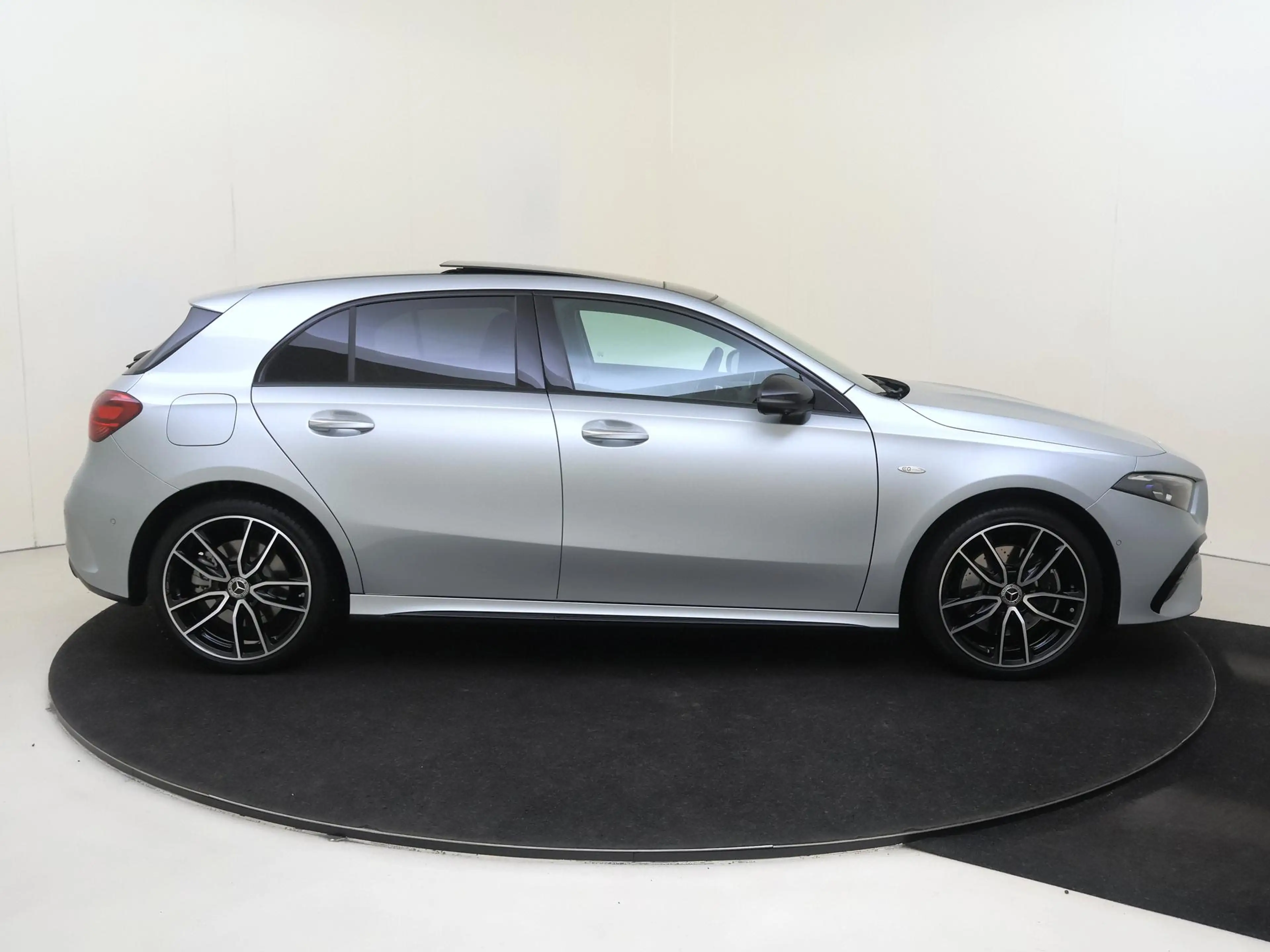 Mercedes-Benz A 250 e Business Solution AMG / Panaromadak / Headup-Dis — photo 9