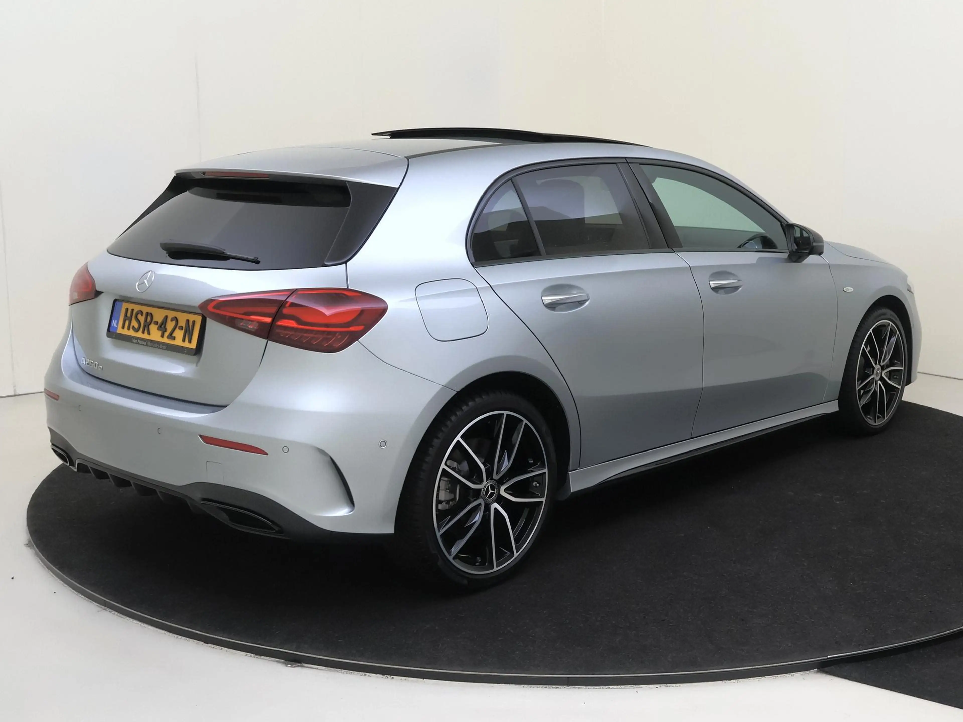 Mercedes-Benz A 250 e Business Solution AMG / Panaromadak / Headup-Dis — photo 4