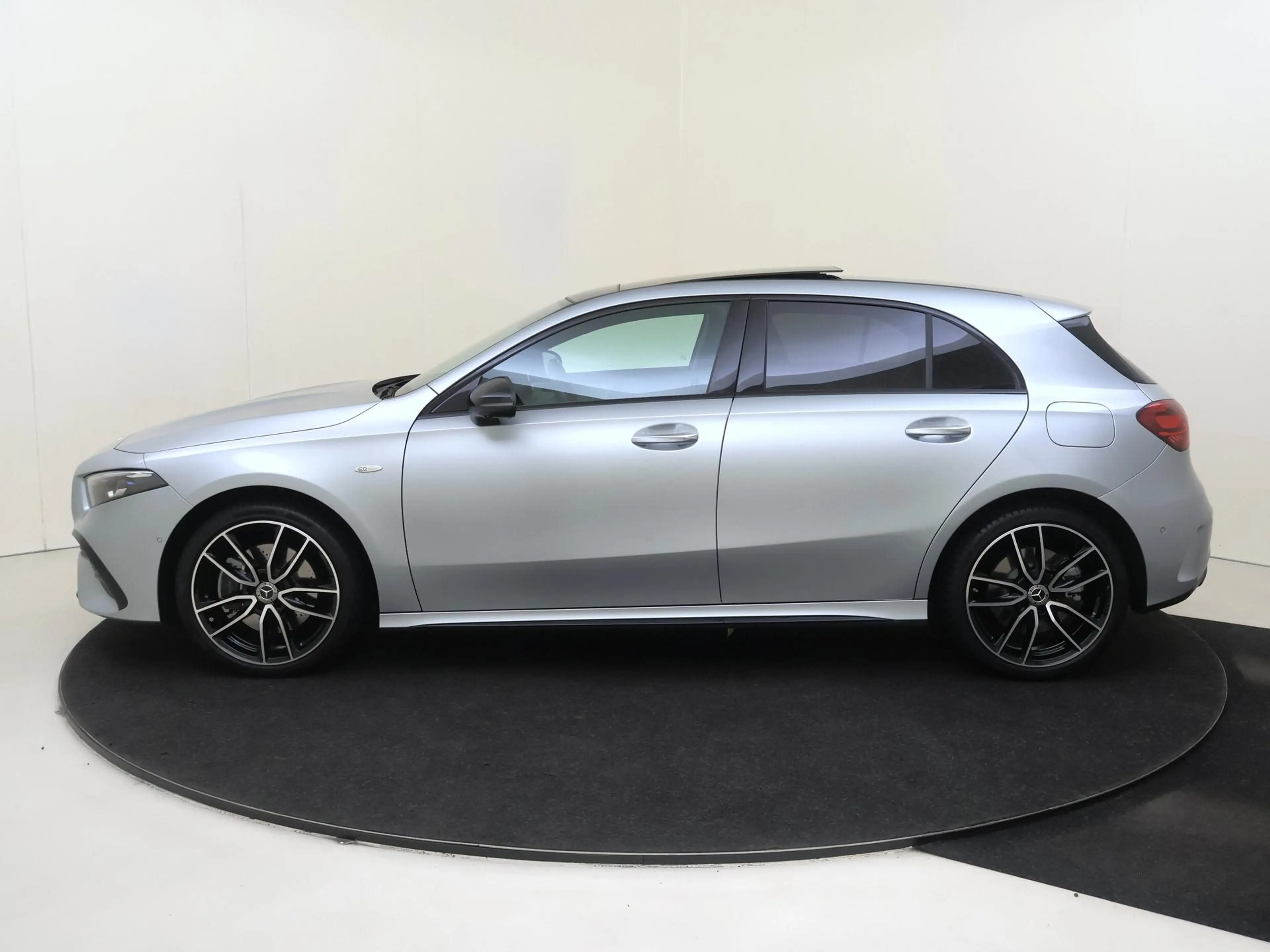 Mercedes-Benz A 250 e Business Solution AMG / Panaromadak / Headup-Dis — photo 8