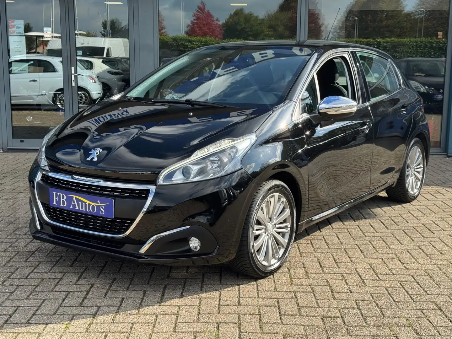 Peugeot 208 1.2 PureTech Allure Airco Lmv Navi Cruise Camera Zwart - 2