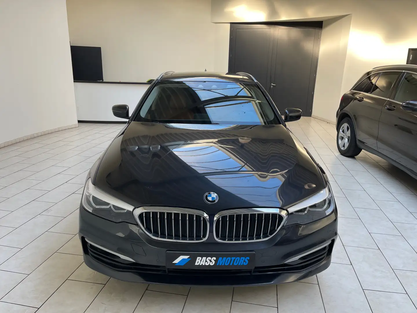 BMW 520 Touring dA // BTW // Pano dak // Trekhaak Zwart - 2