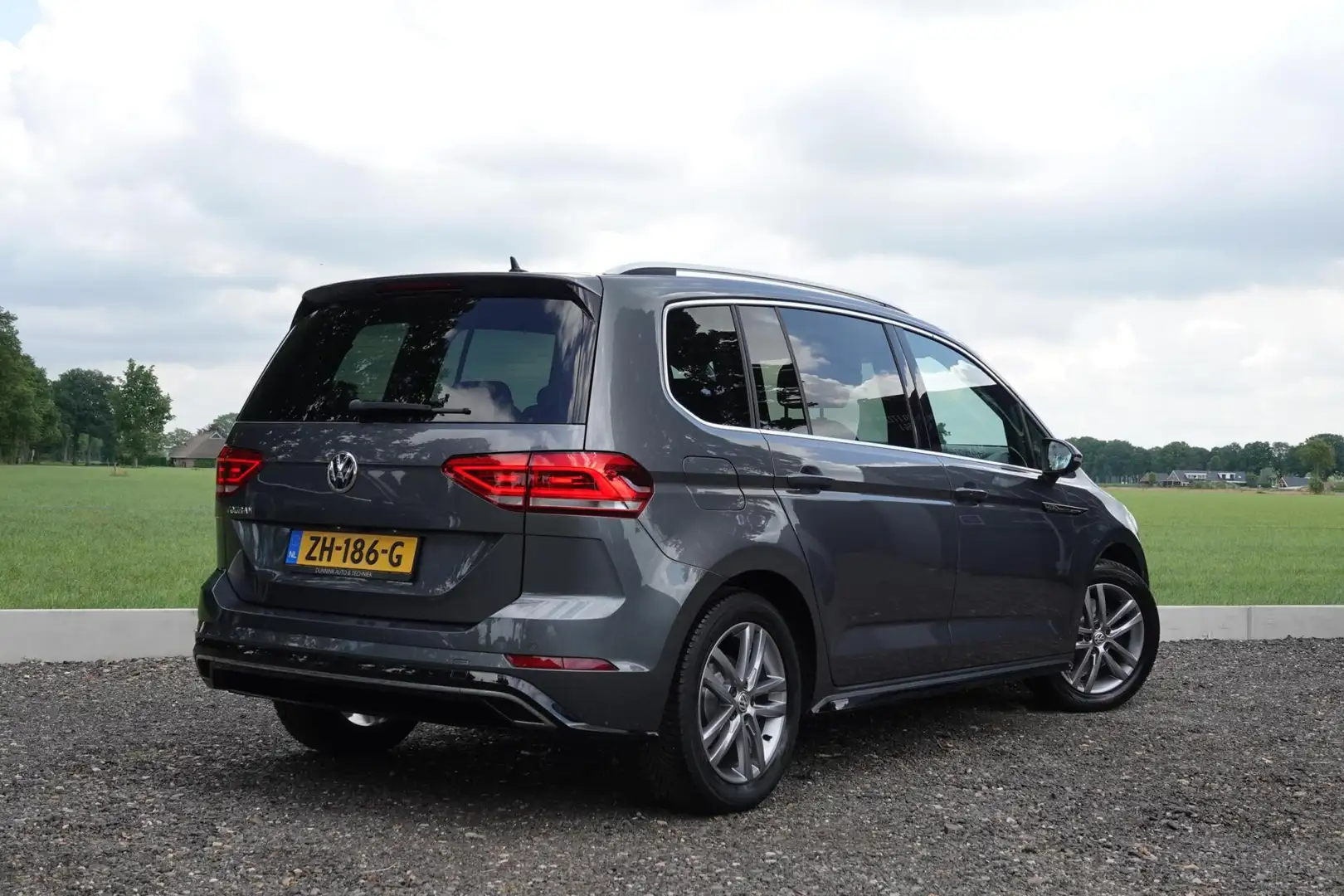 Volkswagen Touran 1.5 TSI R-line 7pers. CAMERA STOELVERW. Grijs - 2