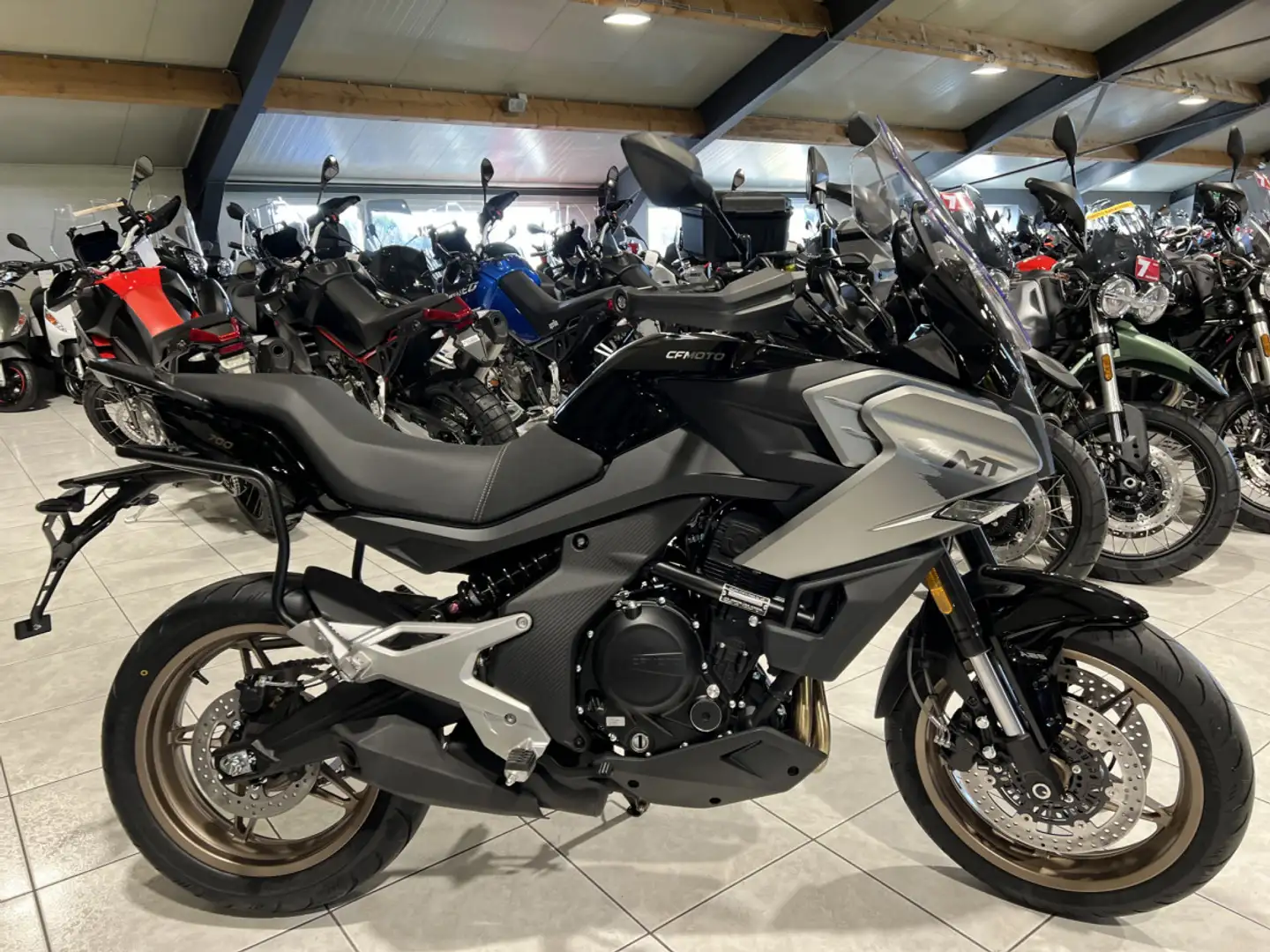 CFMOTO 700 MT Blanco - 1