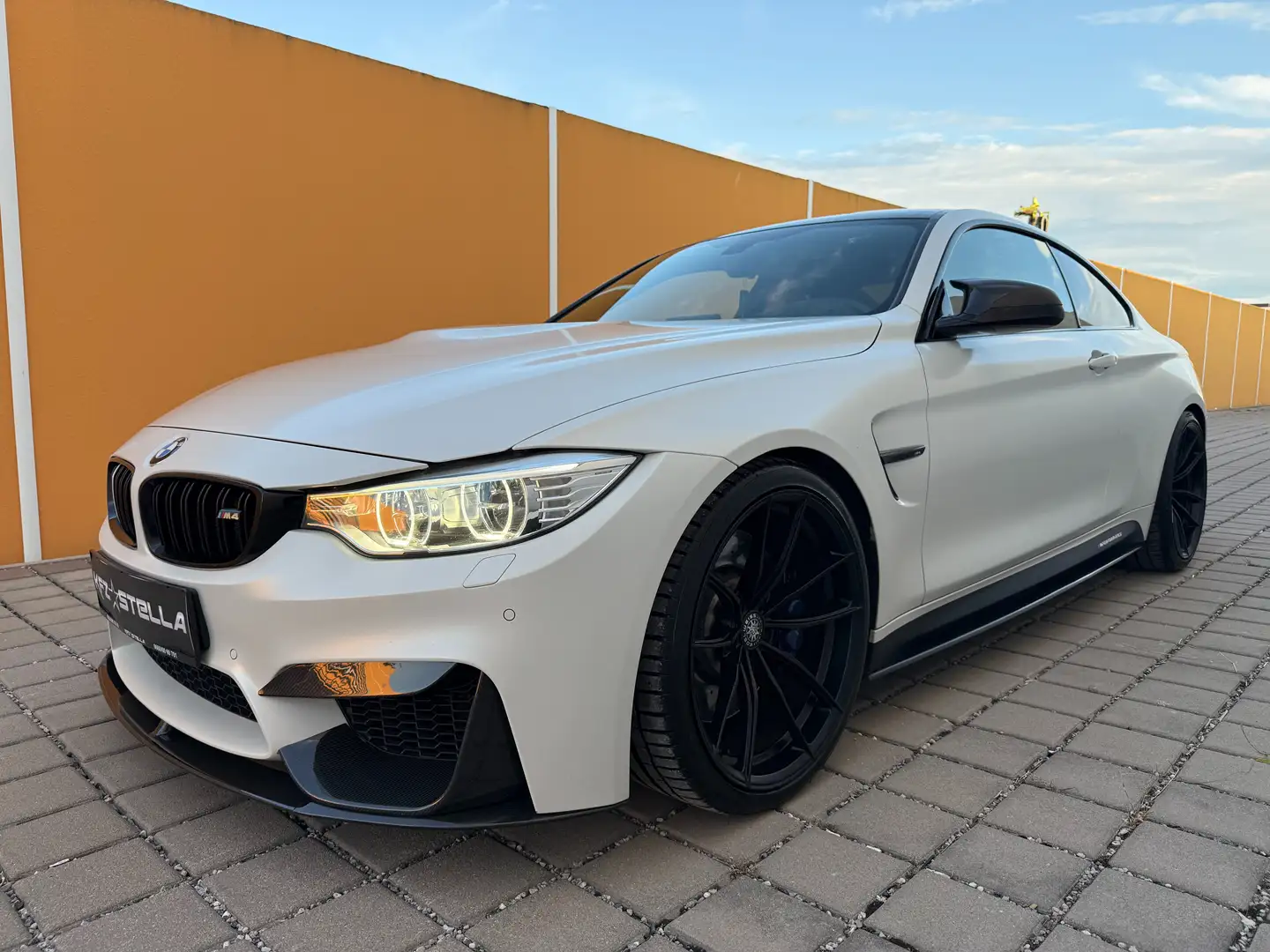 BMW M4 Coupé Frozen Brilliant White / Carbon Dach Grau - 1