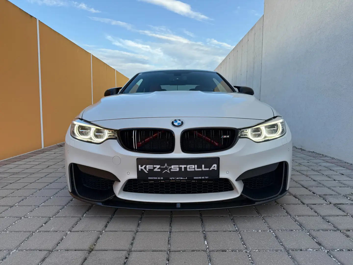 BMW M4 Coupé Frozen Brilliant White / Carbon Dach Grau - 2