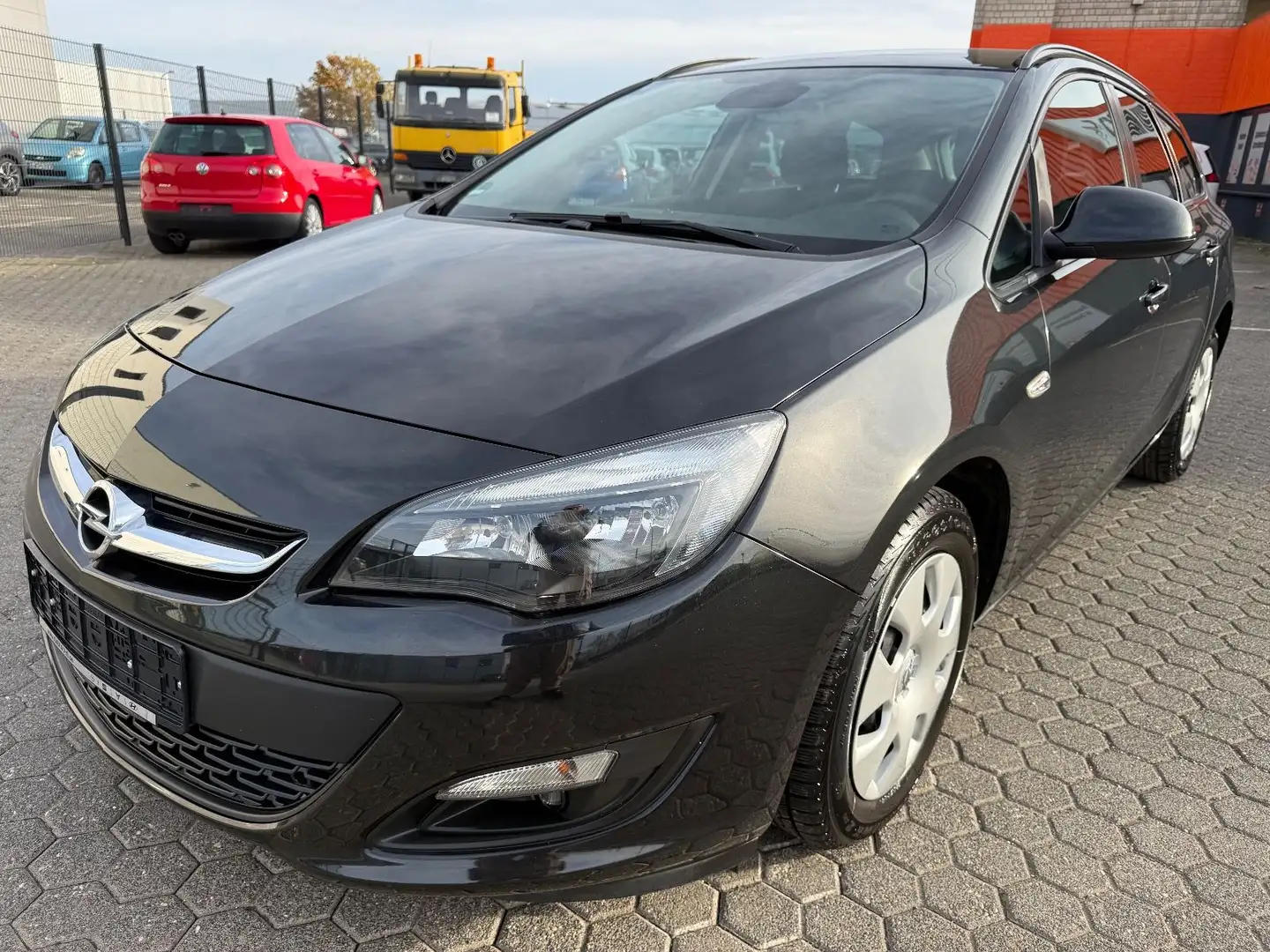 Opel Astra J Sports Tourer Edition Schwarz - 1