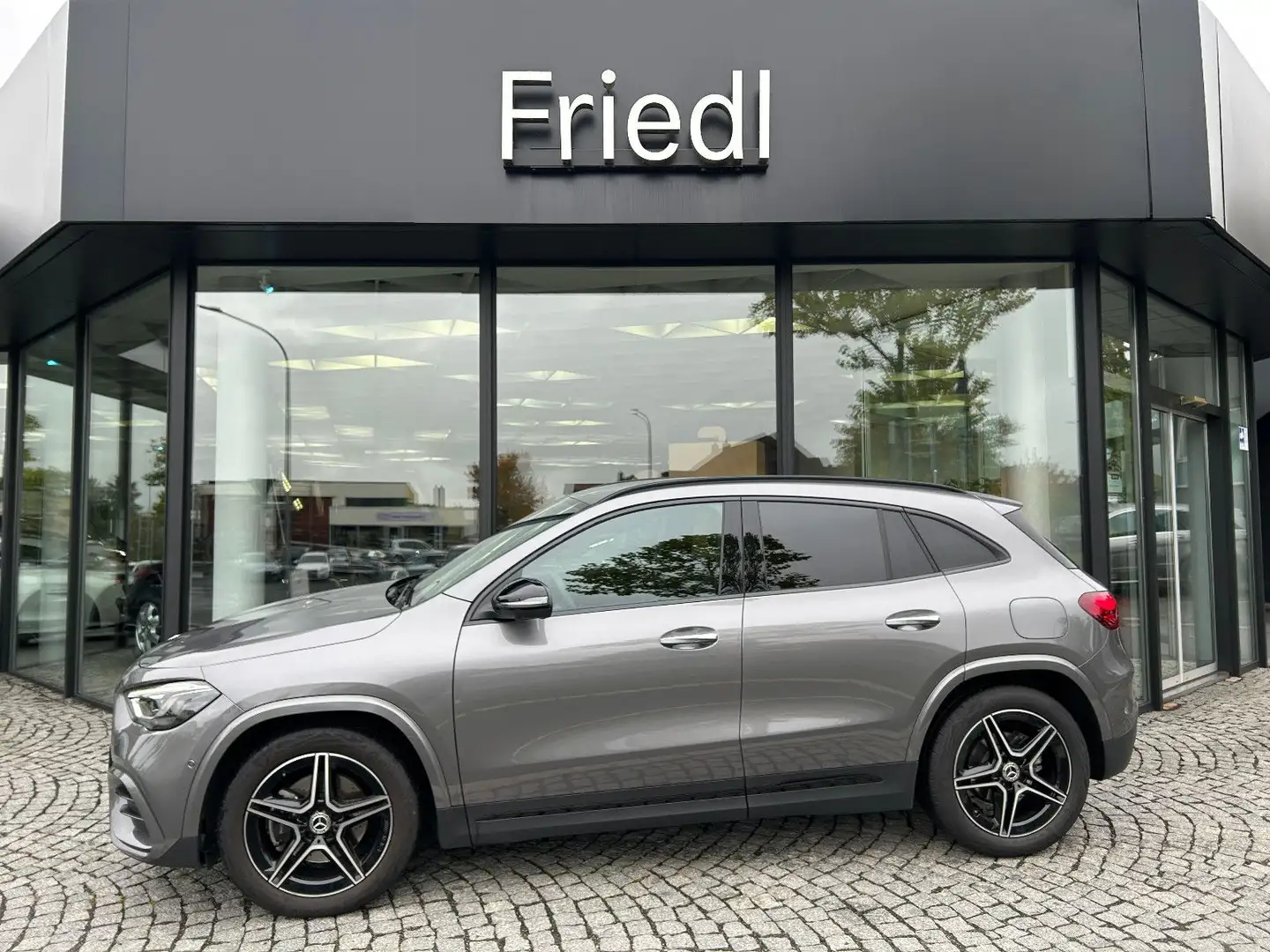 Mercedes-Benz GLA 200 d AMG Keyless Distro. Multibeam AHK Night Grau - 1