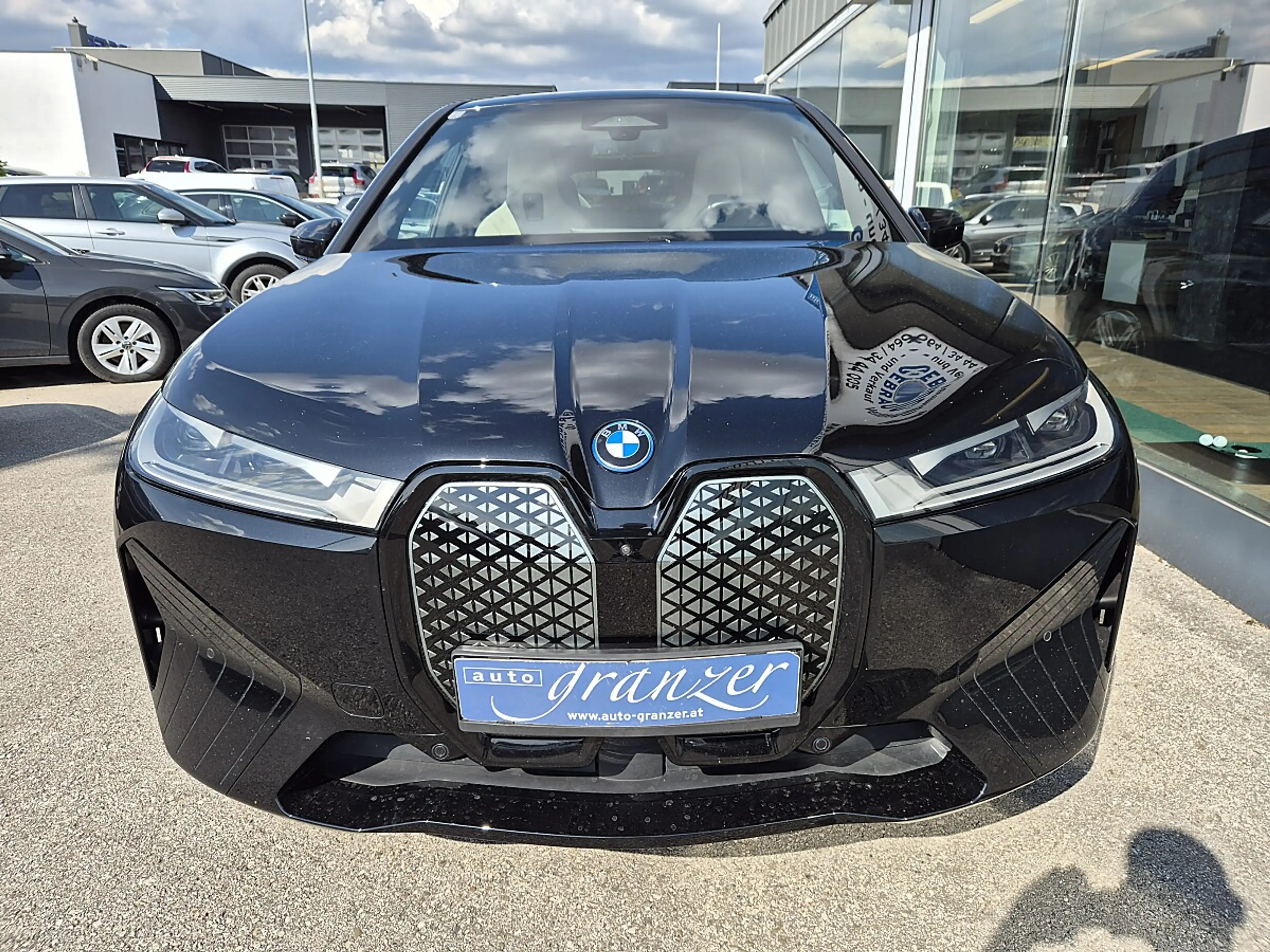 BMW iX xDrive40 — photo 2