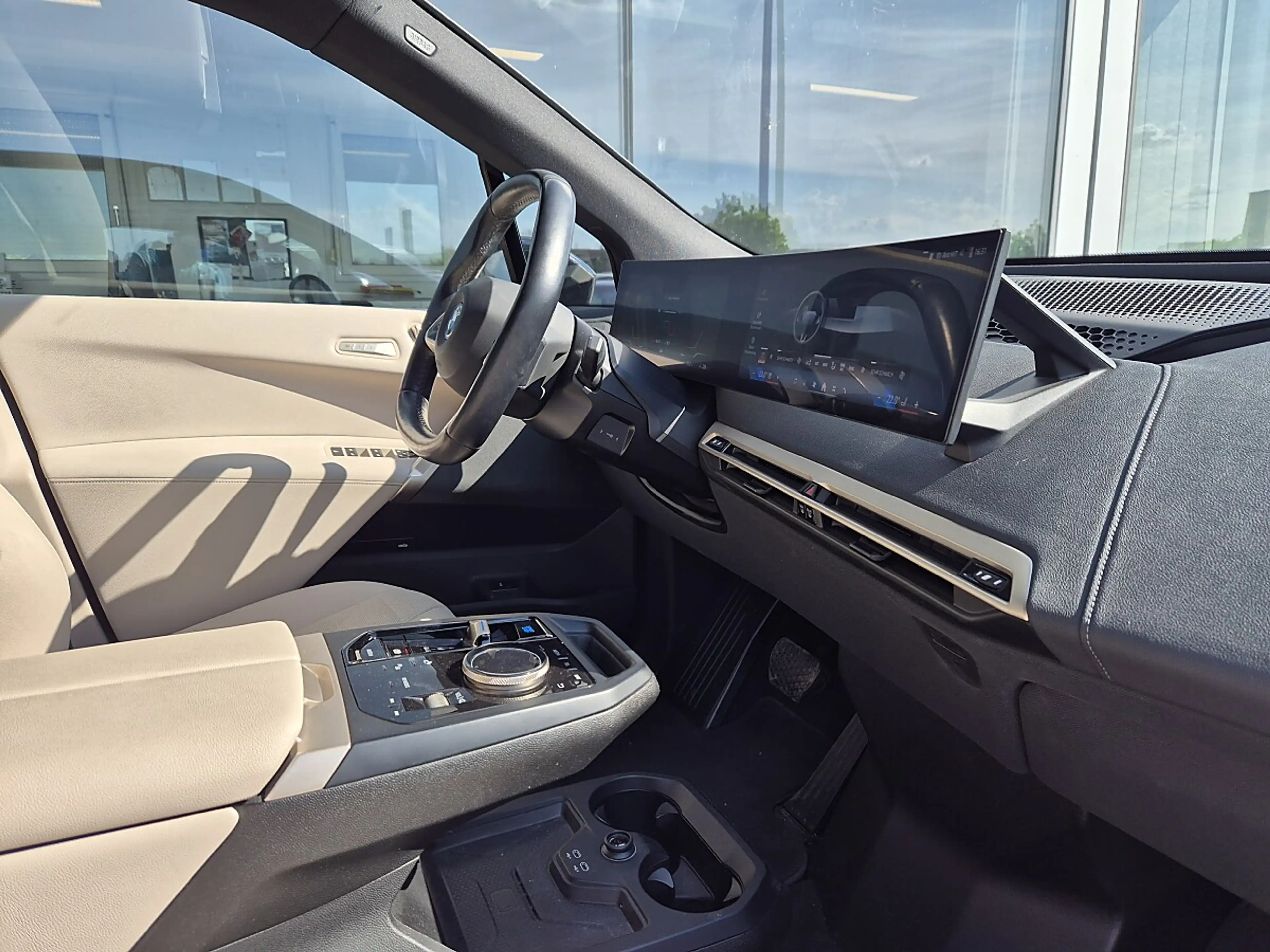 BMW iX xDrive40 — photo 11