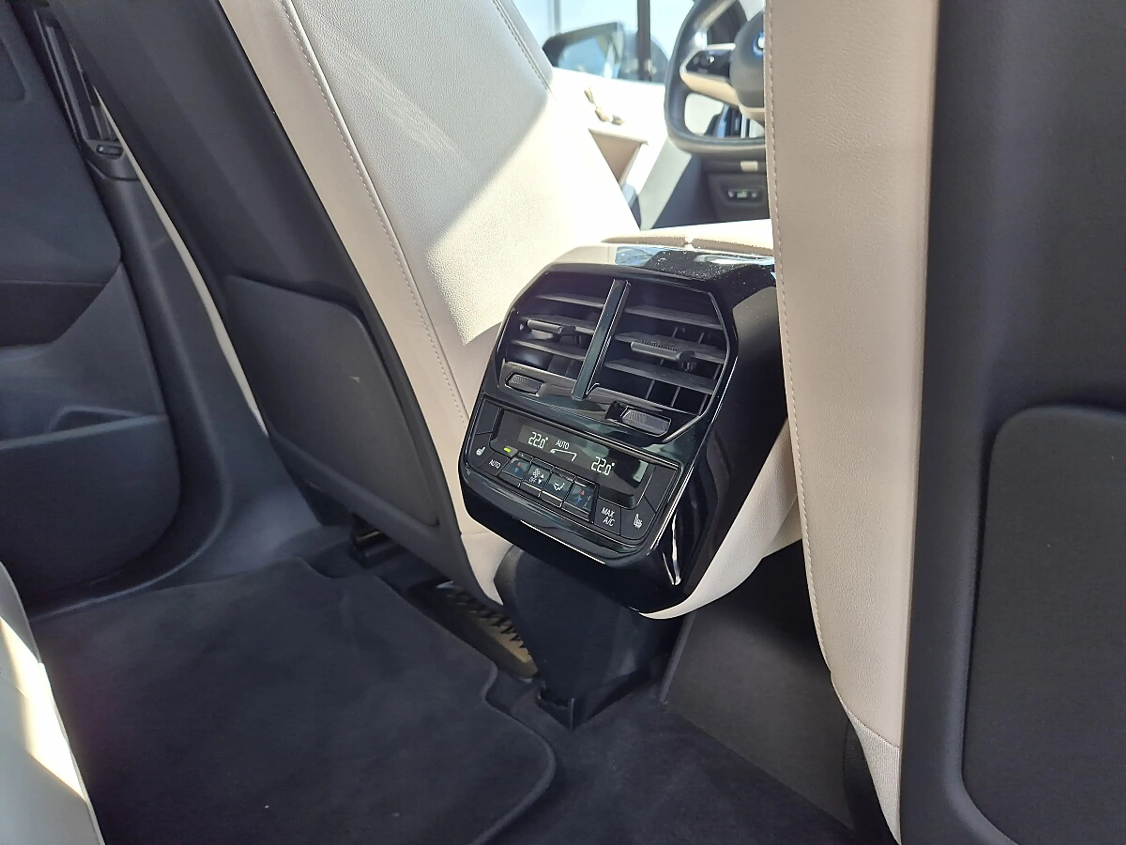 BMW iX xDrive40 — photo 13