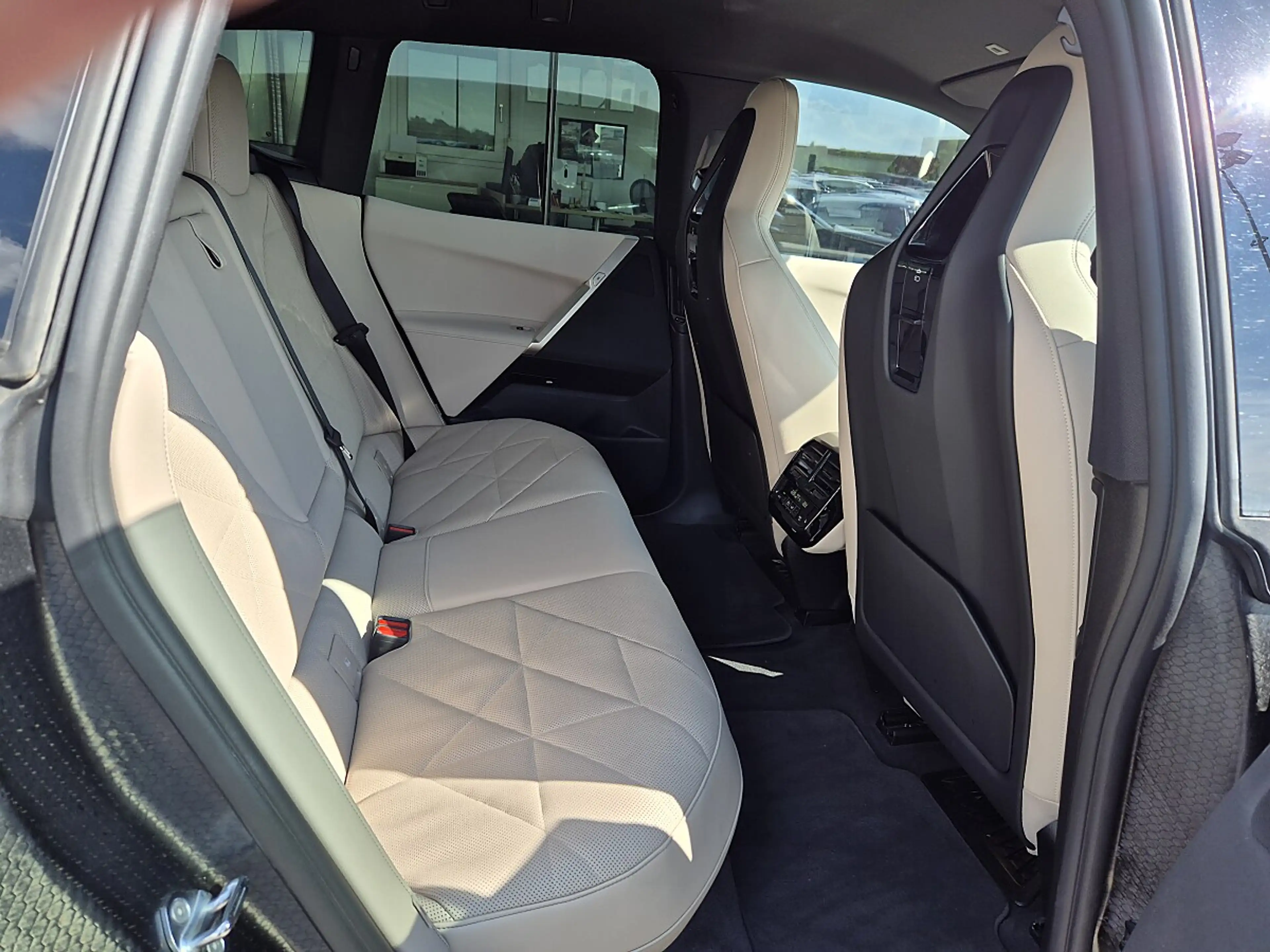 BMW iX xDrive40 — photo 12