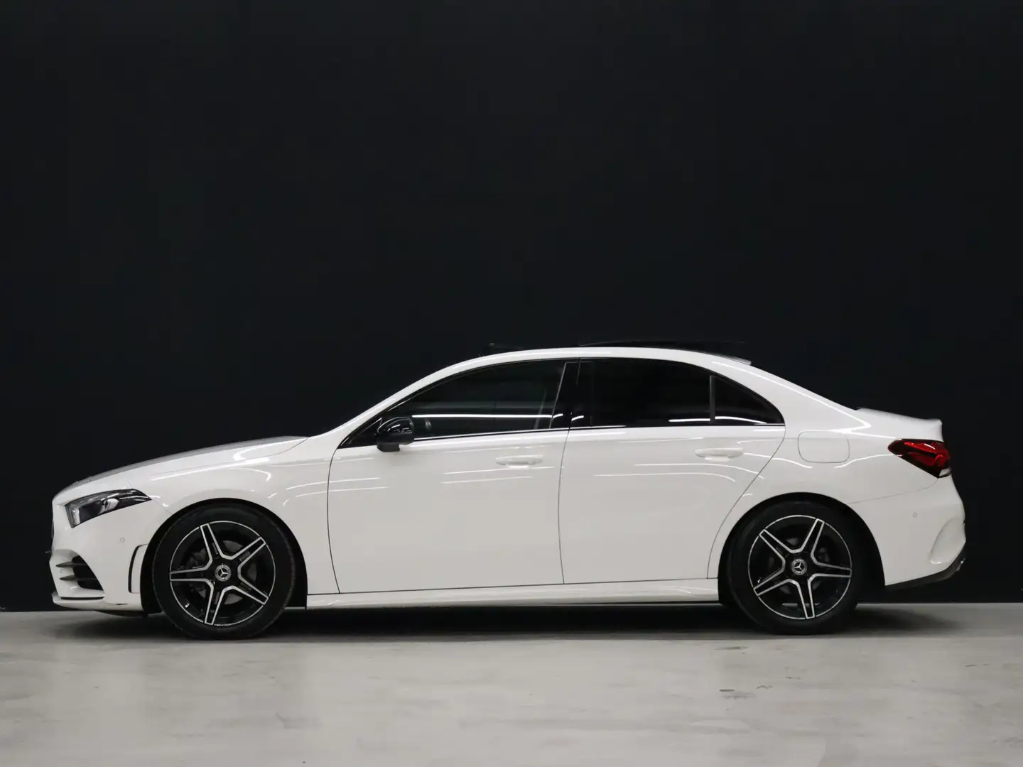 Mercedes-Benz A 180 AMG Sport [SCHUIFKANTELDAK, APPLE CARPLAY, ANDROID Wit - 2