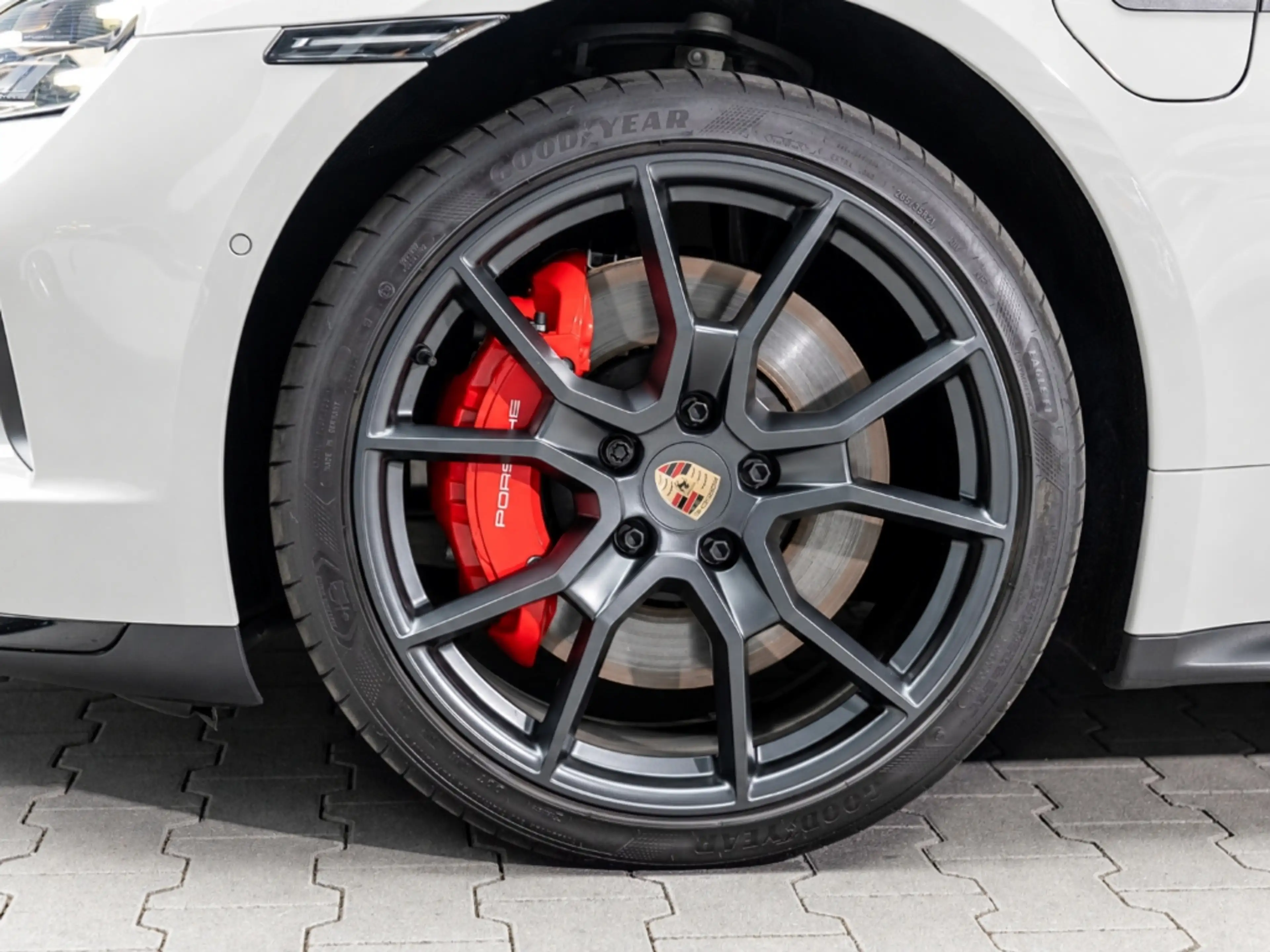 Porsche Taycan GTS Sport Turismo — photo 6