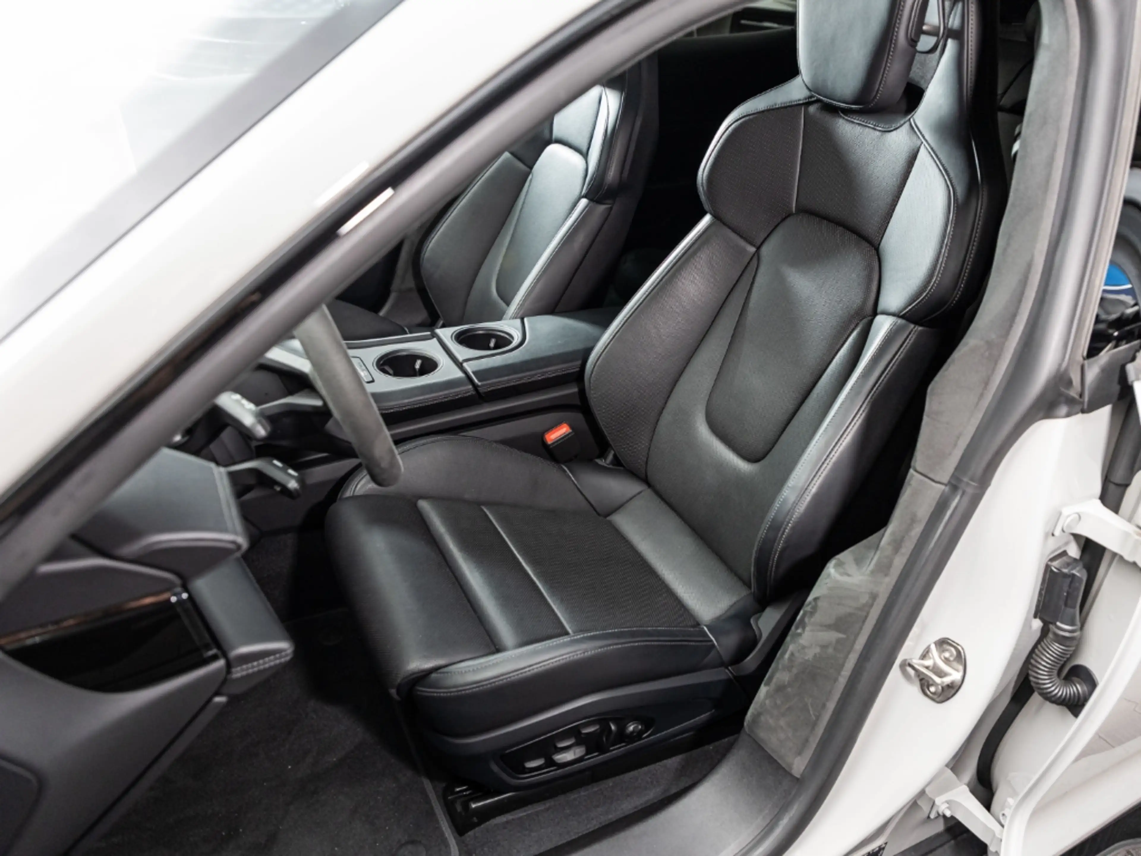 Porsche Taycan GTS Sport Turismo — photo 12