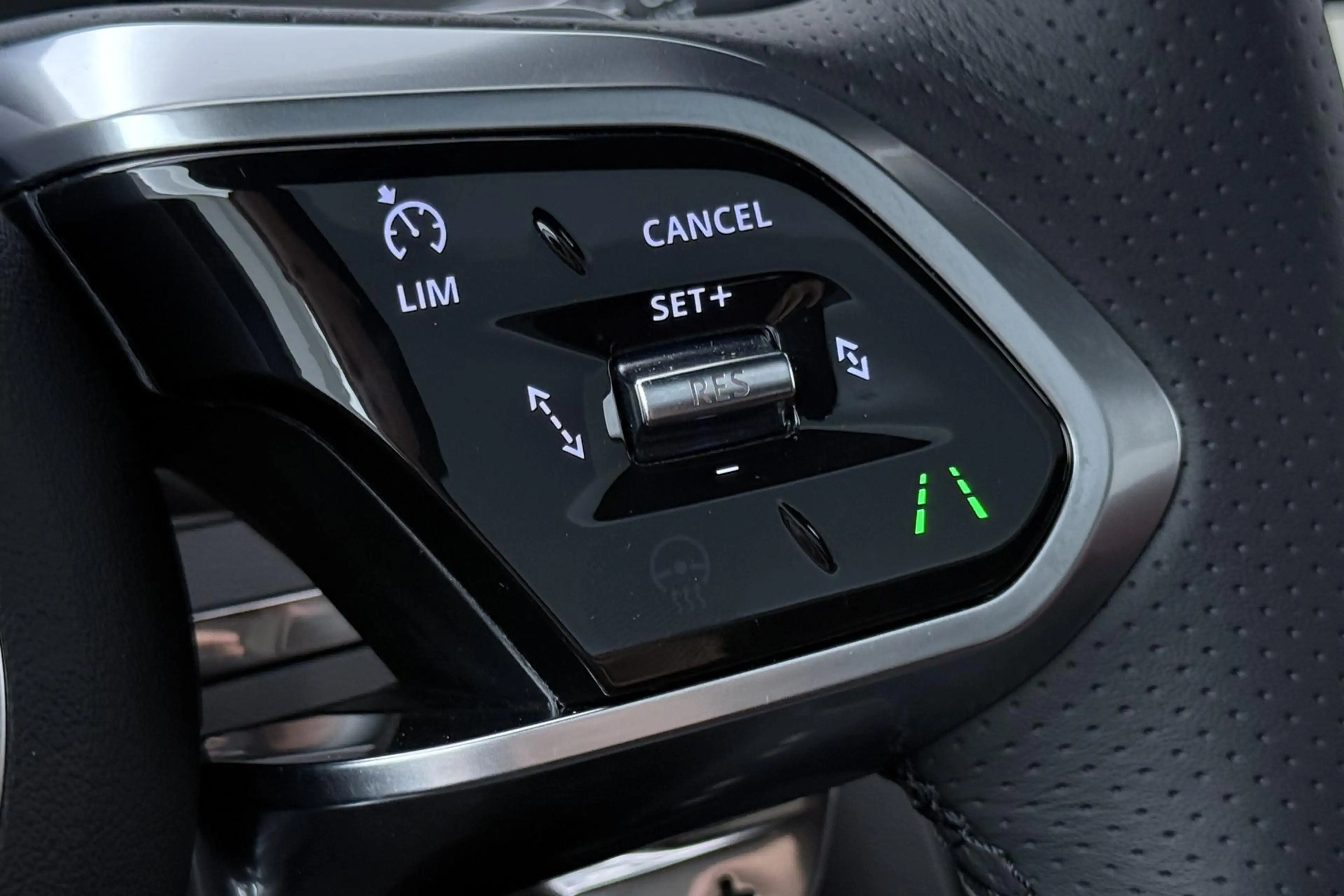 Jaguar E-Pace P300e AWD R-Dynamic S | ACC | Panoramadak | Memory — photo 39
