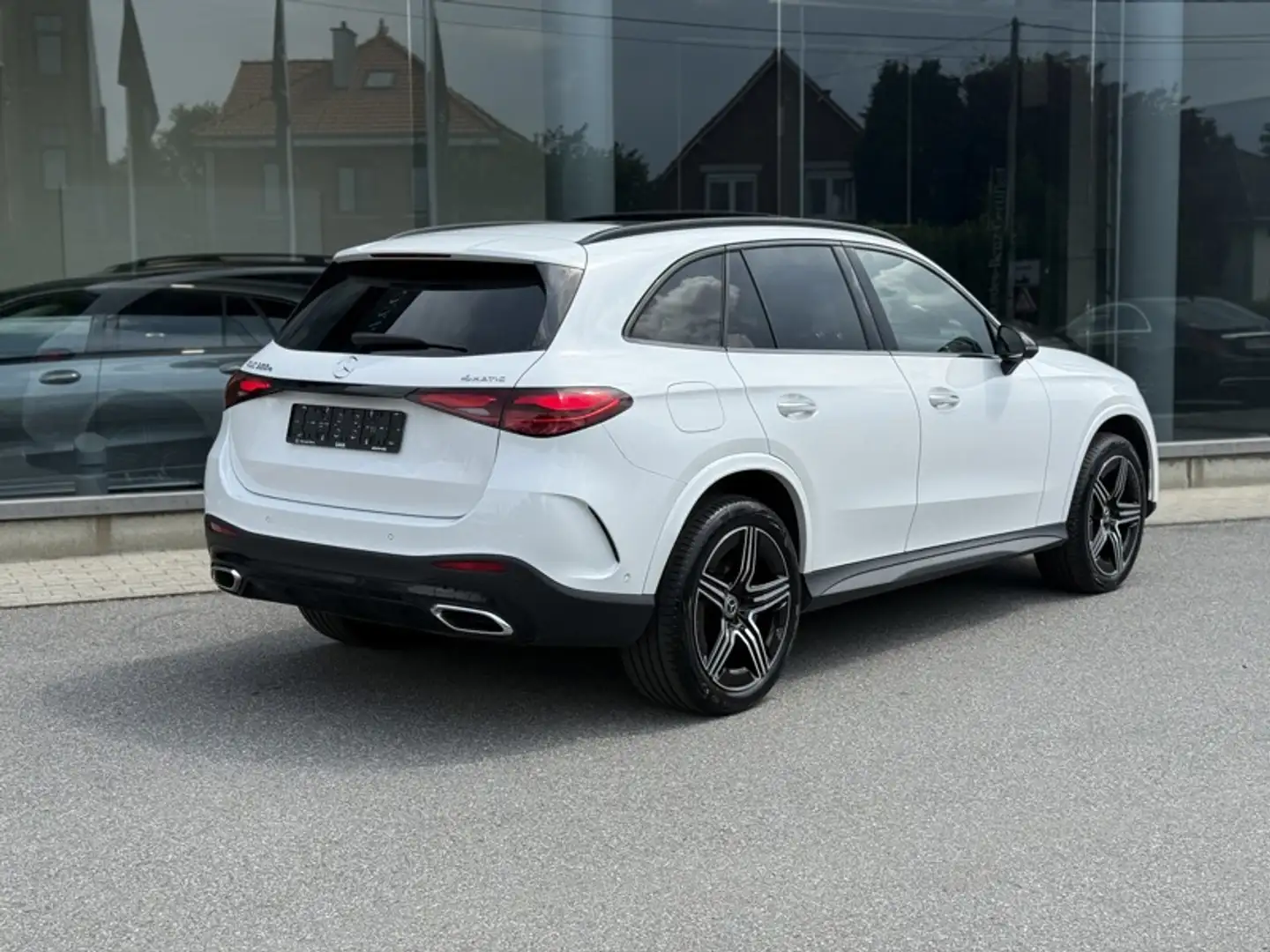 Mercedes-Benz GLC 300 e 4M Pack AMG Pano Burmester Wit - 2