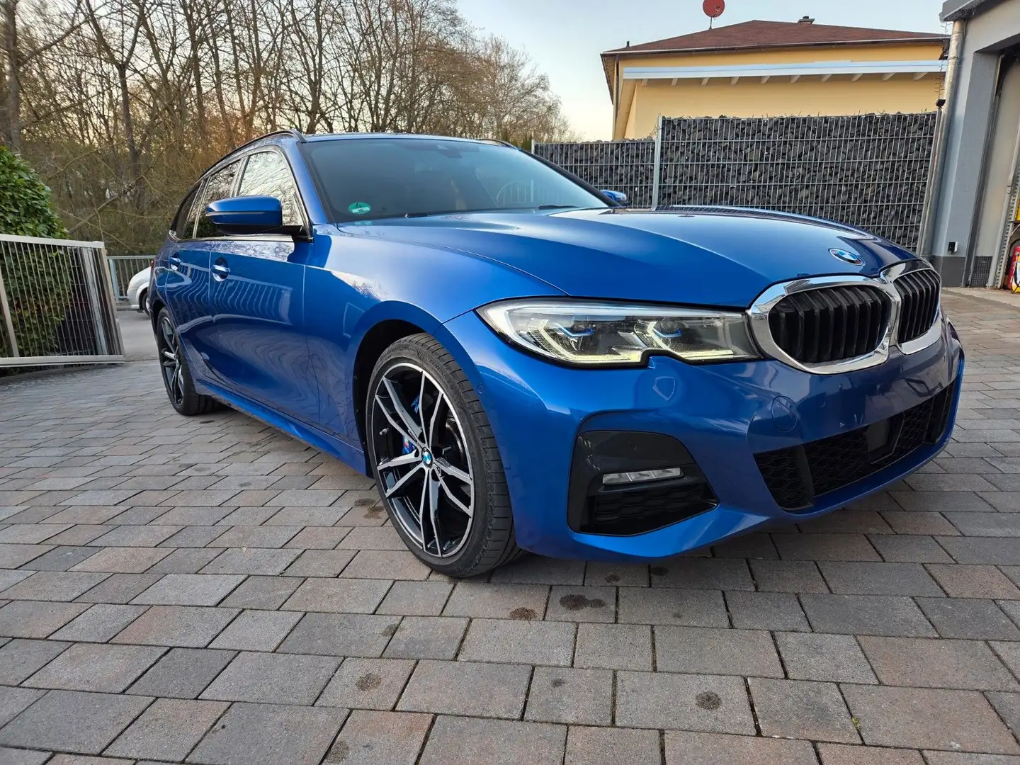BMW 320 d M Paket Leder LivePR Laser ACC StHz KAM AHK Blau - 1