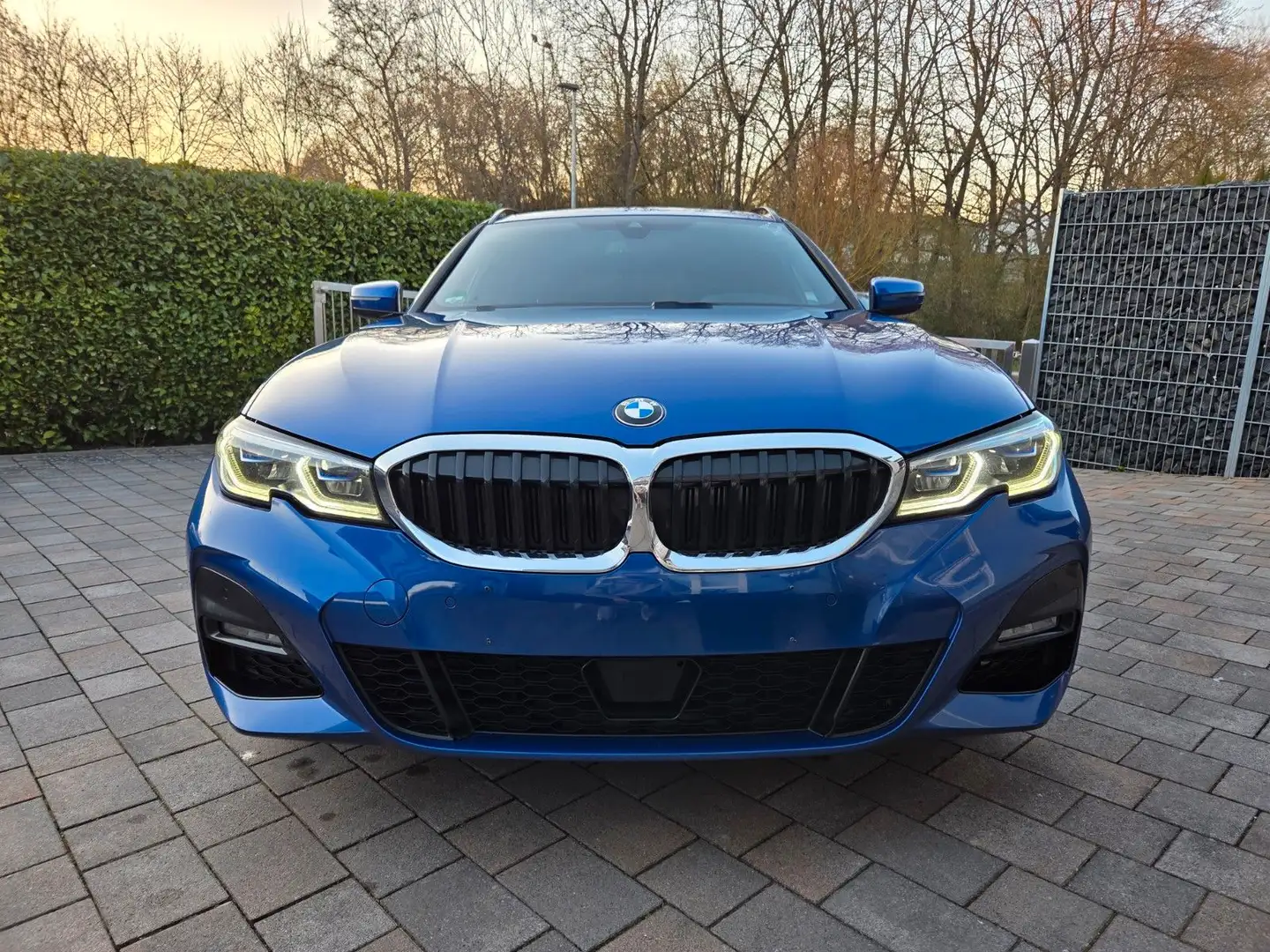 BMW 320 d M Paket Leder LivePR Laser ACC StHz KAM AHK Blau - 2